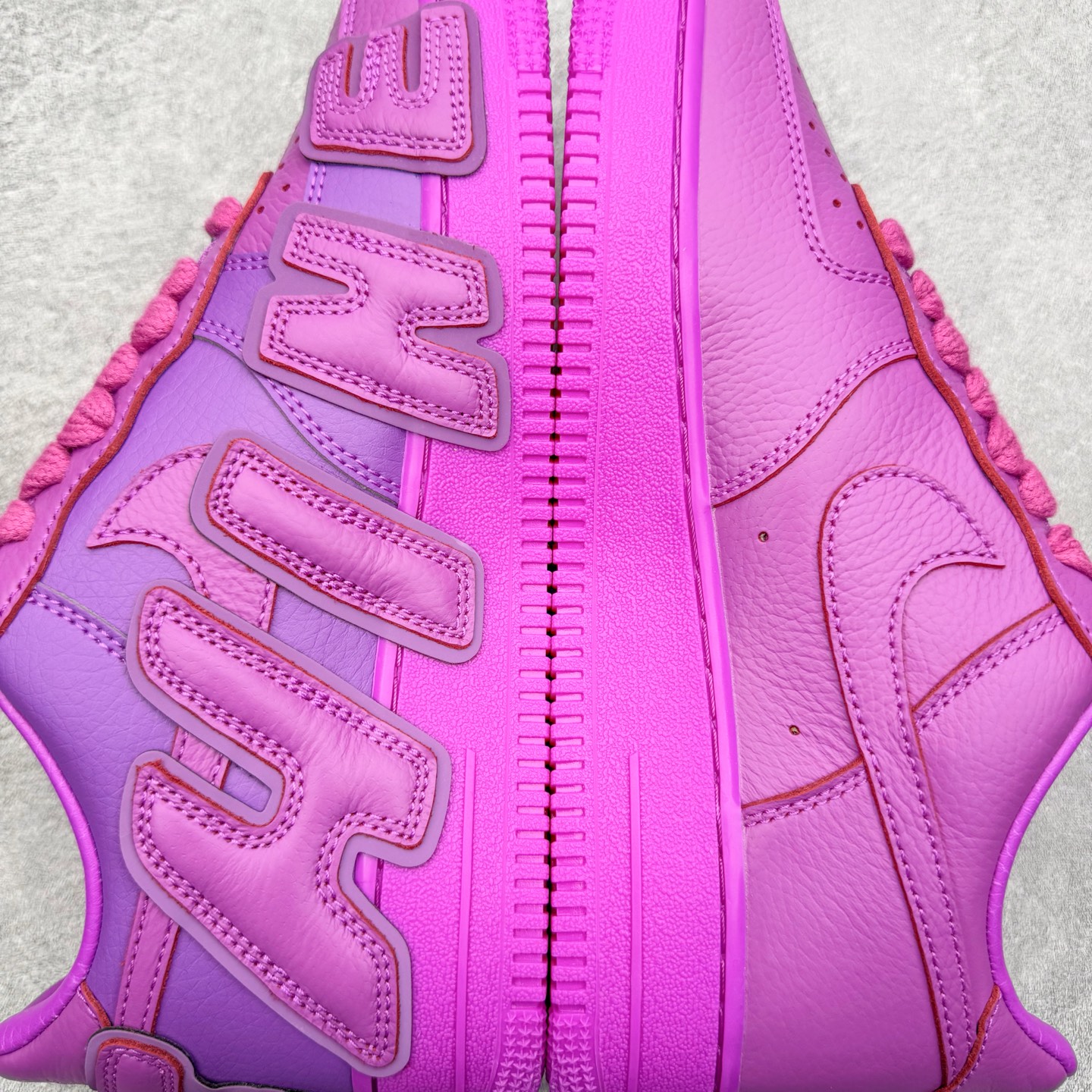 图片[14]-＃SF外贸特供 CPFM x NK Air Force 1 07 Low 空军一号系列低帮经典百搭休闲运动板鞋 联名补丁字母 紫红 FQ7069-500 原厂特供同批次皮料与Zp零色差 原厂特供内外标均可过绿X扫描认证 独家私模2025全新鱼鳞纹大底 咬花纹路更加清晰 全新排版鞋头倒置五角星 五角星对比旧版老版本 间距放大 星星缩小 全套官方原配件 防尘布袋 全鞋电脑针车 工整有序 视觉效果满分 原厂拉帮手法 标准四线 密度针距针孔大小控制到位 原装反口里网布海绵 正确卡色网眼大小 新版鞋撑改用纸团代替 原厂港宝加持完美还原灵魂版型 从里到外百分百还原 内置Sole气垫 中底白色背胶 已经无限的接近公司 原厂楦头 原厂刺绣 后跟弧度完美 刷胶工序 同步原厂手法 线上全程关灯只用紫光灯根据划线刷胶水 严格把控溢胶及成型品控 独家私模最大开发到48.5 注意防尘袋配件丢失退货扣20 尺码：35.5 36 36.5 37.5 38 38.5 39 40 40.5 41 42 42.5 43 44 44.5 45 46 47.5 48.5-选品中心