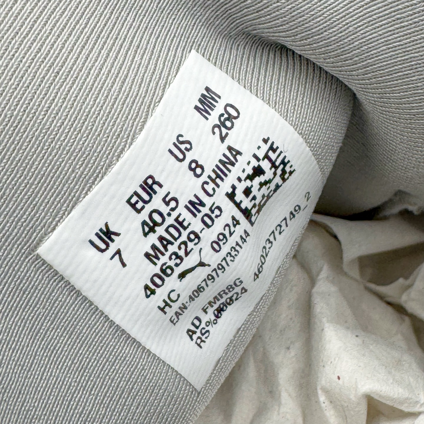 图片[10]-＃KZ纯原 PUMA Speedca OG 彪马极速赛车系列低帮德训风拼接复古百搭休闲运动赛车鞋 口碑大厂出品 品控大底版型不断改良更新 全套原纸板楦头开发 确保原汁原味 完美呈现版型 一比一鞋头弧度高度鞋身弧度 独家私模原厂航空铝磨具打磨大底 鞋头坡度极致还原 无解鞋型 原盒原配 圈内天花板工艺 原厂玻璃冲刀 超高清洁度 全鞋零毛边皮料切割 原厂中底布 鞋款从80、90年代赛车手所穿的防火赛车鞋为原型，鞋身线条模仿了赛车的流线廓形，体现了空气动力学原理的结构。简约流畅的外观，恰好又和贯穿其中的Formstrip Logo融合恰到好处，视觉上细节丰富且协调。本次Speedcat OG鞋款归来，最大看点自然式保留了窄版鞋型以及薄底构造。这两年各品牌鞋底越做越厚，Speedcat反其道而行之，上脚几乎无鞋底的效果带来耳目一新的视觉体验。鞋面依旧是以质感细腻的麂皮材质打造，并且大面积近乎全包裹的使用，复古味道也愈发浓烈。配色上更是将最原始的黑色和红色带回，向F1赛车队的标志性队服致敬。相信让各位一眼种草的更多是出挑的大红色，上脚即可瞬间点亮整体造型，在以球鞋为核心的OOTD中脱颖而出。而另一款黑色则是低调的万金油，彰显新潮个性的同时又不喧宾夺主，也是热爱简约系穿搭朋友的首选。 尺码：35.5 36 37 37.5 38 38.5 39 40 40.5 41 42 42.5 43 44 44.5 45 46-选品中心