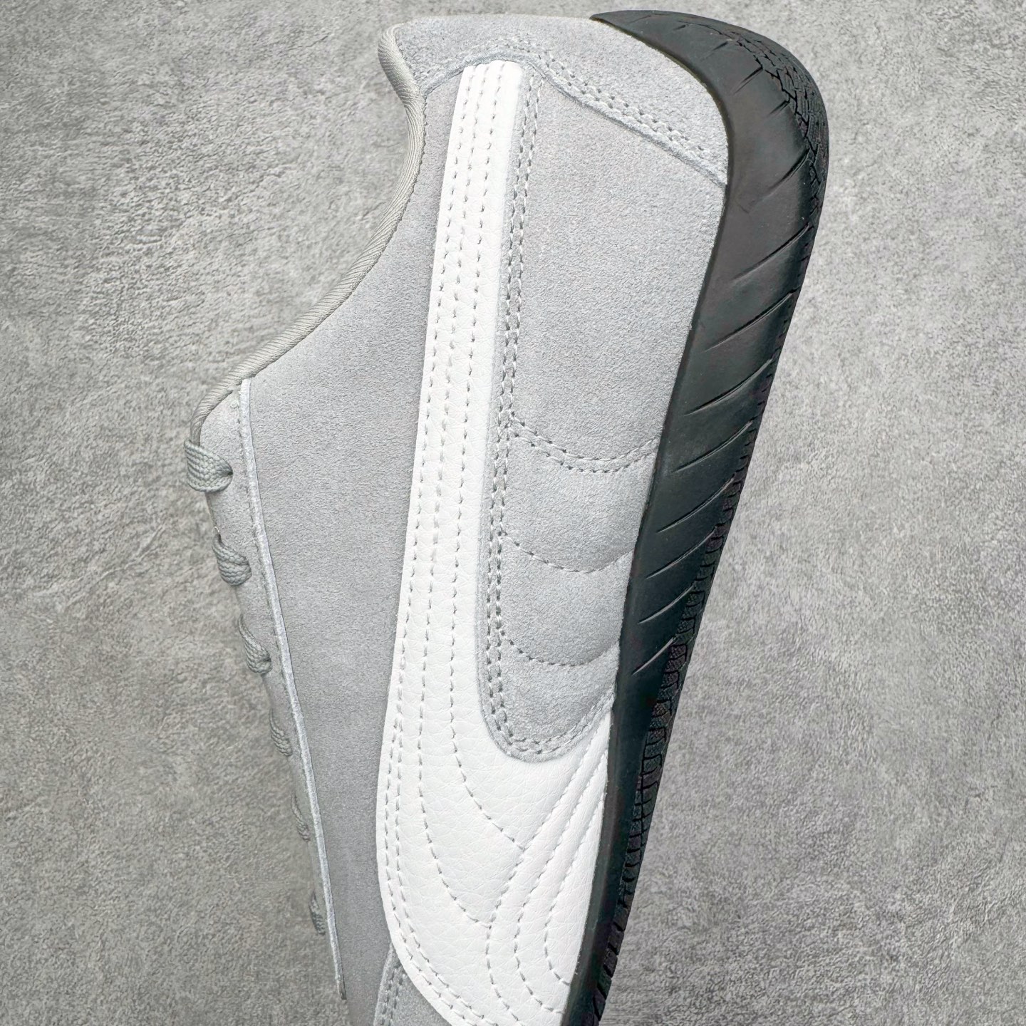 图片[7]-＃KZ纯原 PUMA Speedca OG 彪马极速赛车系列低帮德训风拼接复古百搭休闲运动赛车鞋 口碑大厂出品 品控大底版型不断改良更新 全套原纸板楦头开发 确保原汁原味 完美呈现版型 一比一鞋头弧度高度鞋身弧度 独家私模原厂航空铝磨具打磨大底 鞋头坡度极致还原 无解鞋型 原盒原配 圈内天花板工艺 原厂玻璃冲刀 超高清洁度 全鞋零毛边皮料切割 原厂中底布 鞋款从80、90年代赛车手所穿的防火赛车鞋为原型，鞋身线条模仿了赛车的流线廓形，体现了空气动力学原理的结构。简约流畅的外观，恰好又和贯穿其中的Formstrip Logo融合恰到好处，视觉上细节丰富且协调。本次Speedcat OG鞋款归来，最大看点自然式保留了窄版鞋型以及薄底构造。这两年各品牌鞋底越做越厚，Speedcat反其道而行之，上脚几乎无鞋底的效果带来耳目一新的视觉体验。鞋面依旧是以质感细腻的麂皮材质打造，并且大面积近乎全包裹的使用，复古味道也愈发浓烈。配色上更是将最原始的黑色和红色带回，向F1赛车队的标志性队服致敬。相信让各位一眼种草的更多是出挑的大红色，上脚即可瞬间点亮整体造型，在以球鞋为核心的OOTD中脱颖而出。而另一款黑色则是低调的万金油，彰显新潮个性的同时又不喧宾夺主，也是热爱简约系穿搭朋友的首选。 尺码：35.5 36 37 37.5 38 38.5 39 40 40.5 41 42 42.5 43 44 44.5 45 46-选品中心