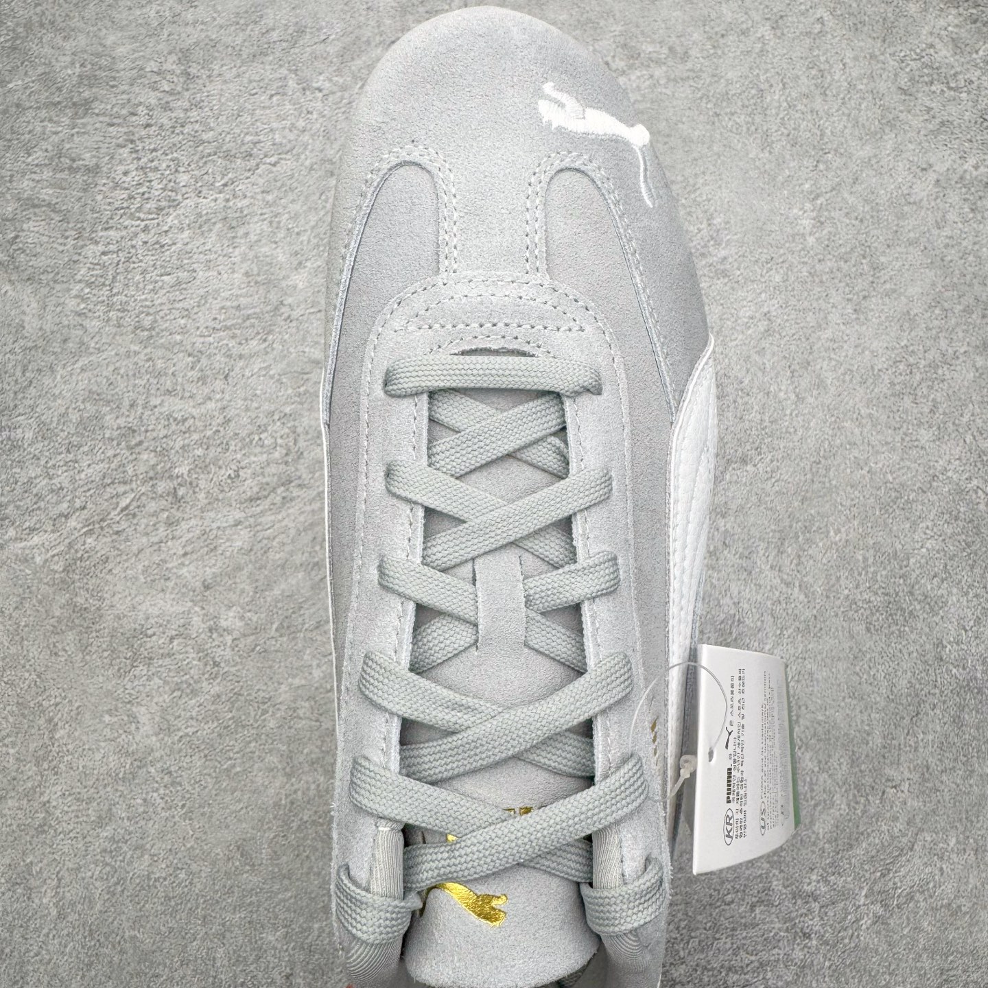 图片[4]-＃KZ纯原 PUMA Speedca OG 彪马极速赛车系列低帮德训风拼接复古百搭休闲运动赛车鞋 口碑大厂出品 品控大底版型不断改良更新 全套原纸板楦头开发 确保原汁原味 完美呈现版型 一比一鞋头弧度高度鞋身弧度 独家私模原厂航空铝磨具打磨大底 鞋头坡度极致还原 无解鞋型 原盒原配 圈内天花板工艺 原厂玻璃冲刀 超高清洁度 全鞋零毛边皮料切割 原厂中底布 鞋款从80、90年代赛车手所穿的防火赛车鞋为原型，鞋身线条模仿了赛车的流线廓形，体现了空气动力学原理的结构。简约流畅的外观，恰好又和贯穿其中的Formstrip Logo融合恰到好处，视觉上细节丰富且协调。本次Speedcat OG鞋款归来，最大看点自然式保留了窄版鞋型以及薄底构造。这两年各品牌鞋底越做越厚，Speedcat反其道而行之，上脚几乎无鞋底的效果带来耳目一新的视觉体验。鞋面依旧是以质感细腻的麂皮材质打造，并且大面积近乎全包裹的使用，复古味道也愈发浓烈。配色上更是将最原始的黑色和红色带回，向F1赛车队的标志性队服致敬。相信让各位一眼种草的更多是出挑的大红色，上脚即可瞬间点亮整体造型，在以球鞋为核心的OOTD中脱颖而出。而另一款黑色则是低调的万金油，彰显新潮个性的同时又不喧宾夺主，也是热爱简约系穿搭朋友的首选。 尺码：35.5 36 37 37.5 38 38.5 39 40 40.5 41 42 42.5 43 44 44.5 45 46-选品中心