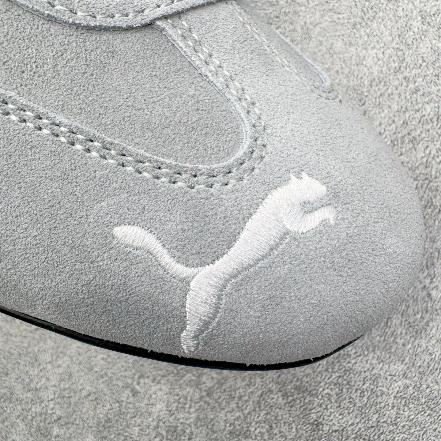 图片[16]-＃KZ纯原 PUMA Speedca OG 彪马极速赛车系列低帮德训风拼接复古百搭休闲运动赛车鞋 口碑大厂出品 品控大底版型不断改良更新 全套原纸板楦头开发 确保原汁原味 完美呈现版型 一比一鞋头弧度高度鞋身弧度 独家私模原厂航空铝磨具打磨大底 鞋头坡度极致还原 无解鞋型 原盒原配 圈内天花板工艺 原厂玻璃冲刀 超高清洁度 全鞋零毛边皮料切割 原厂中底布 鞋款从80、90年代赛车手所穿的防火赛车鞋为原型，鞋身线条模仿了赛车的流线廓形，体现了空气动力学原理的结构。简约流畅的外观，恰好又和贯穿其中的Formstrip Logo融合恰到好处，视觉上细节丰富且协调。本次Speedcat OG鞋款归来，最大看点自然式保留了窄版鞋型以及薄底构造。这两年各品牌鞋底越做越厚，Speedcat反其道而行之，上脚几乎无鞋底的效果带来耳目一新的视觉体验。鞋面依旧是以质感细腻的麂皮材质打造，并且大面积近乎全包裹的使用，复古味道也愈发浓烈。配色上更是将最原始的黑色和红色带回，向F1赛车队的标志性队服致敬。相信让各位一眼种草的更多是出挑的大红色，上脚即可瞬间点亮整体造型，在以球鞋为核心的OOTD中脱颖而出。而另一款黑色则是低调的万金油，彰显新潮个性的同时又不喧宾夺主，也是热爱简约系穿搭朋友的首选。 尺码：35.5 36 37 37.5 38 38.5 39 40 40.5 41 42 42.5 43 44 44.5 45 46-选品中心