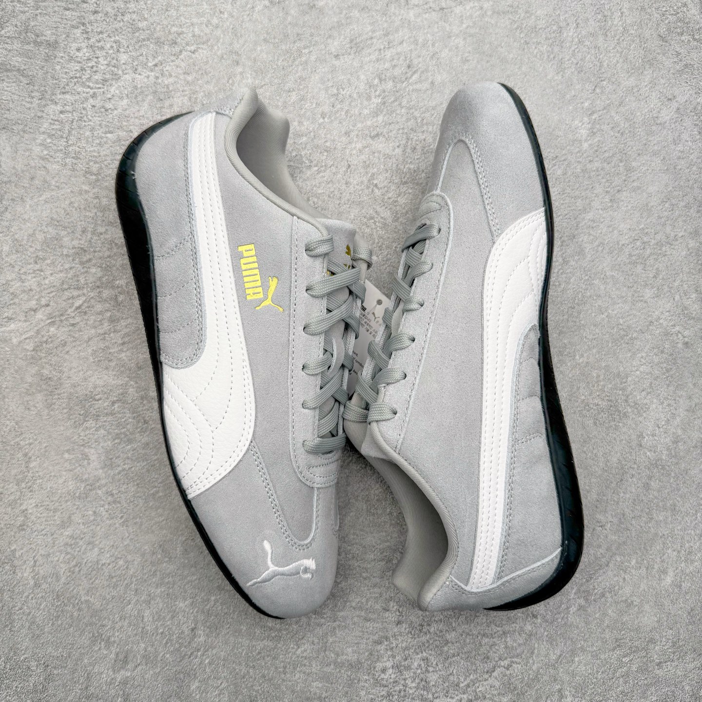 图片[3]-＃KZ纯原 PUMA Speedca OG 彪马极速赛车系列低帮德训风拼接复古百搭休闲运动赛车鞋 口碑大厂出品 品控大底版型不断改良更新 全套原纸板楦头开发 确保原汁原味 完美呈现版型 一比一鞋头弧度高度鞋身弧度 独家私模原厂航空铝磨具打磨大底 鞋头坡度极致还原 无解鞋型 原盒原配 圈内天花板工艺 原厂玻璃冲刀 超高清洁度 全鞋零毛边皮料切割 原厂中底布 鞋款从80、90年代赛车手所穿的防火赛车鞋为原型，鞋身线条模仿了赛车的流线廓形，体现了空气动力学原理的结构。简约流畅的外观，恰好又和贯穿其中的Formstrip Logo融合恰到好处，视觉上细节丰富且协调。本次Speedcat OG鞋款归来，最大看点自然式保留了窄版鞋型以及薄底构造。这两年各品牌鞋底越做越厚，Speedcat反其道而行之，上脚几乎无鞋底的效果带来耳目一新的视觉体验。鞋面依旧是以质感细腻的麂皮材质打造，并且大面积近乎全包裹的使用，复古味道也愈发浓烈。配色上更是将最原始的黑色和红色带回，向F1赛车队的标志性队服致敬。相信让各位一眼种草的更多是出挑的大红色，上脚即可瞬间点亮整体造型，在以球鞋为核心的OOTD中脱颖而出。而另一款黑色则是低调的万金油，彰显新潮个性的同时又不喧宾夺主，也是热爱简约系穿搭朋友的首选。 尺码：35.5 36 37 37.5 38 38.5 39 40 40.5 41 42 42.5 43 44 44.5 45 46-选品中心