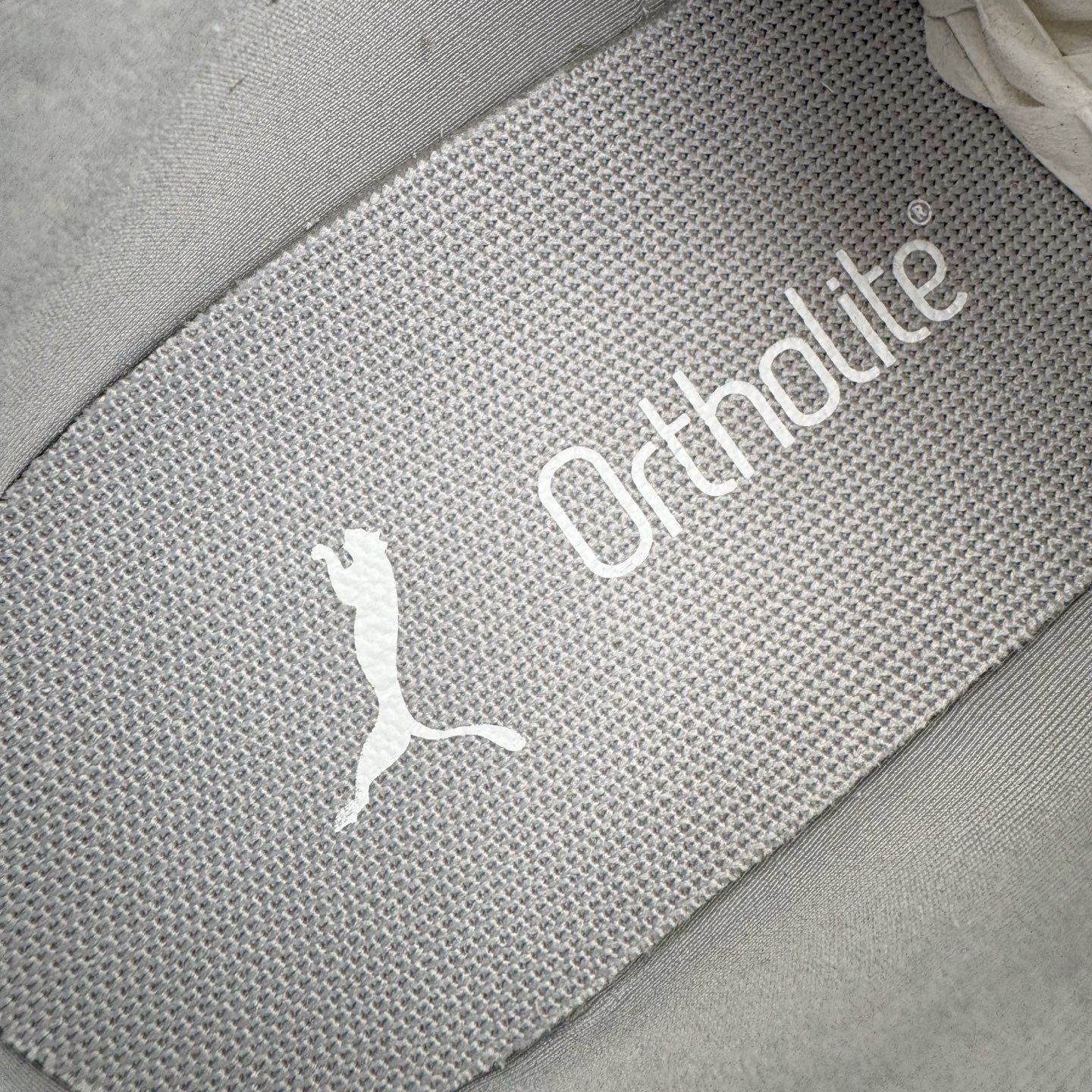 图片[11]-＃KZ纯原 PUMA Speedca OG 彪马极速赛车系列低帮德训风拼接复古百搭休闲运动赛车鞋 口碑大厂出品 品控大底版型不断改良更新 全套原纸板楦头开发 确保原汁原味 完美呈现版型 一比一鞋头弧度高度鞋身弧度 独家私模原厂航空铝磨具打磨大底 鞋头坡度极致还原 无解鞋型 原盒原配 圈内天花板工艺 原厂玻璃冲刀 超高清洁度 全鞋零毛边皮料切割 原厂中底布 鞋款从80、90年代赛车手所穿的防火赛车鞋为原型，鞋身线条模仿了赛车的流线廓形，体现了空气动力学原理的结构。简约流畅的外观，恰好又和贯穿其中的Formstrip Logo融合恰到好处，视觉上细节丰富且协调。本次Speedcat OG鞋款归来，最大看点自然式保留了窄版鞋型以及薄底构造。这两年各品牌鞋底越做越厚，Speedcat反其道而行之，上脚几乎无鞋底的效果带来耳目一新的视觉体验。鞋面依旧是以质感细腻的麂皮材质打造，并且大面积近乎全包裹的使用，复古味道也愈发浓烈。配色上更是将最原始的黑色和红色带回，向F1赛车队的标志性队服致敬。相信让各位一眼种草的更多是出挑的大红色，上脚即可瞬间点亮整体造型，在以球鞋为核心的OOTD中脱颖而出。而另一款黑色则是低调的万金油，彰显新潮个性的同时又不喧宾夺主，也是热爱简约系穿搭朋友的首选。 尺码：35.5 36 37 37.5 38 38.5 39 40 40.5 41 42 42.5 43 44 44.5 45 46-选品中心