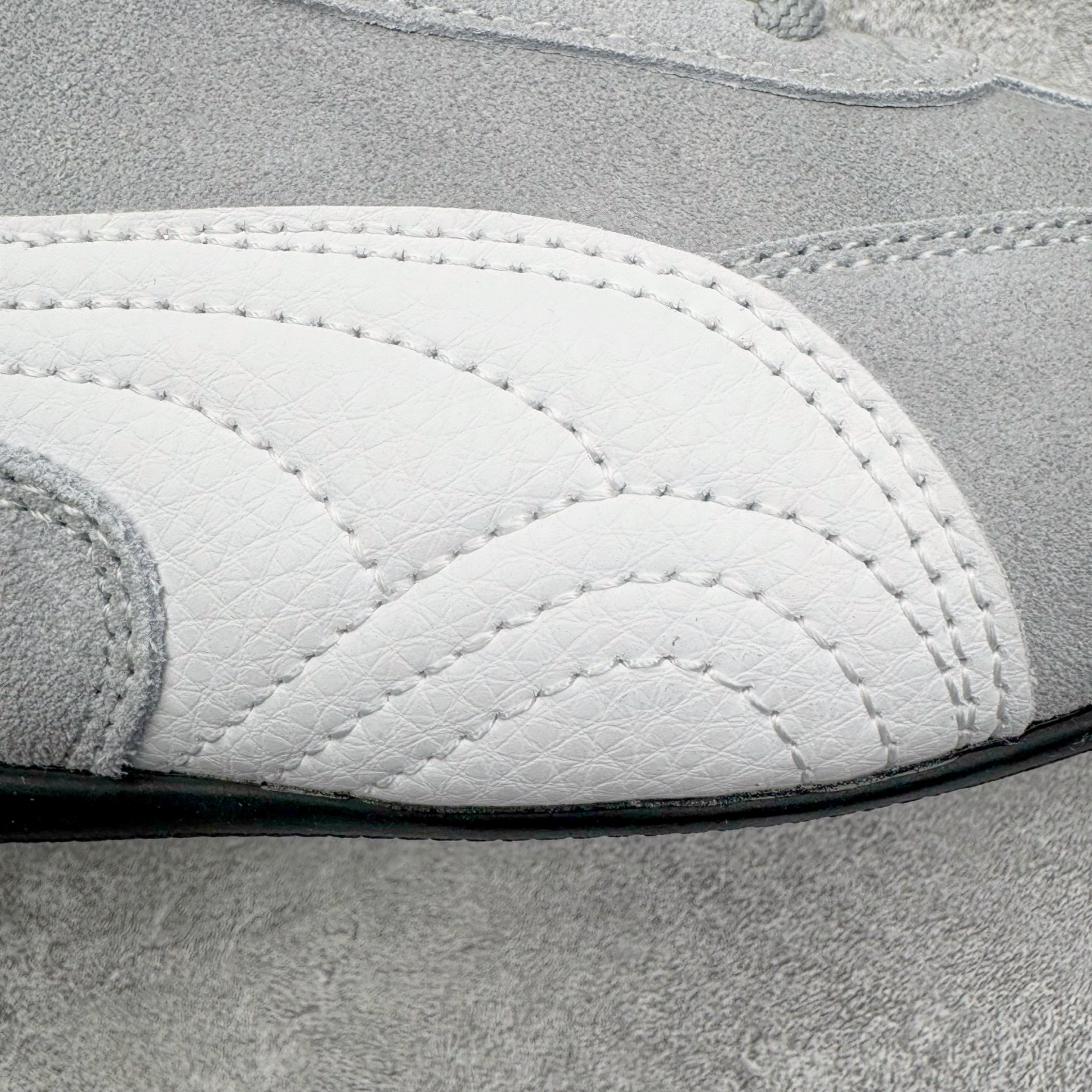 图片[19]-＃KZ纯原 PUMA Speedca OG 彪马极速赛车系列低帮德训风拼接复古百搭休闲运动赛车鞋 口碑大厂出品 品控大底版型不断改良更新 全套原纸板楦头开发 确保原汁原味 完美呈现版型 一比一鞋头弧度高度鞋身弧度 独家私模原厂航空铝磨具打磨大底 鞋头坡度极致还原 无解鞋型 原盒原配 圈内天花板工艺 原厂玻璃冲刀 超高清洁度 全鞋零毛边皮料切割 原厂中底布 鞋款从80、90年代赛车手所穿的防火赛车鞋为原型，鞋身线条模仿了赛车的流线廓形，体现了空气动力学原理的结构。简约流畅的外观，恰好又和贯穿其中的Formstrip Logo融合恰到好处，视觉上细节丰富且协调。本次Speedcat OG鞋款归来，最大看点自然式保留了窄版鞋型以及薄底构造。这两年各品牌鞋底越做越厚，Speedcat反其道而行之，上脚几乎无鞋底的效果带来耳目一新的视觉体验。鞋面依旧是以质感细腻的麂皮材质打造，并且大面积近乎全包裹的使用，复古味道也愈发浓烈。配色上更是将最原始的黑色和红色带回，向F1赛车队的标志性队服致敬。相信让各位一眼种草的更多是出挑的大红色，上脚即可瞬间点亮整体造型，在以球鞋为核心的OOTD中脱颖而出。而另一款黑色则是低调的万金油，彰显新潮个性的同时又不喧宾夺主，也是热爱简约系穿搭朋友的首选。 尺码：35.5 36 37 37.5 38 38.5 39 40 40.5 41 42 42.5 43 44 44.5 45 46-选品中心