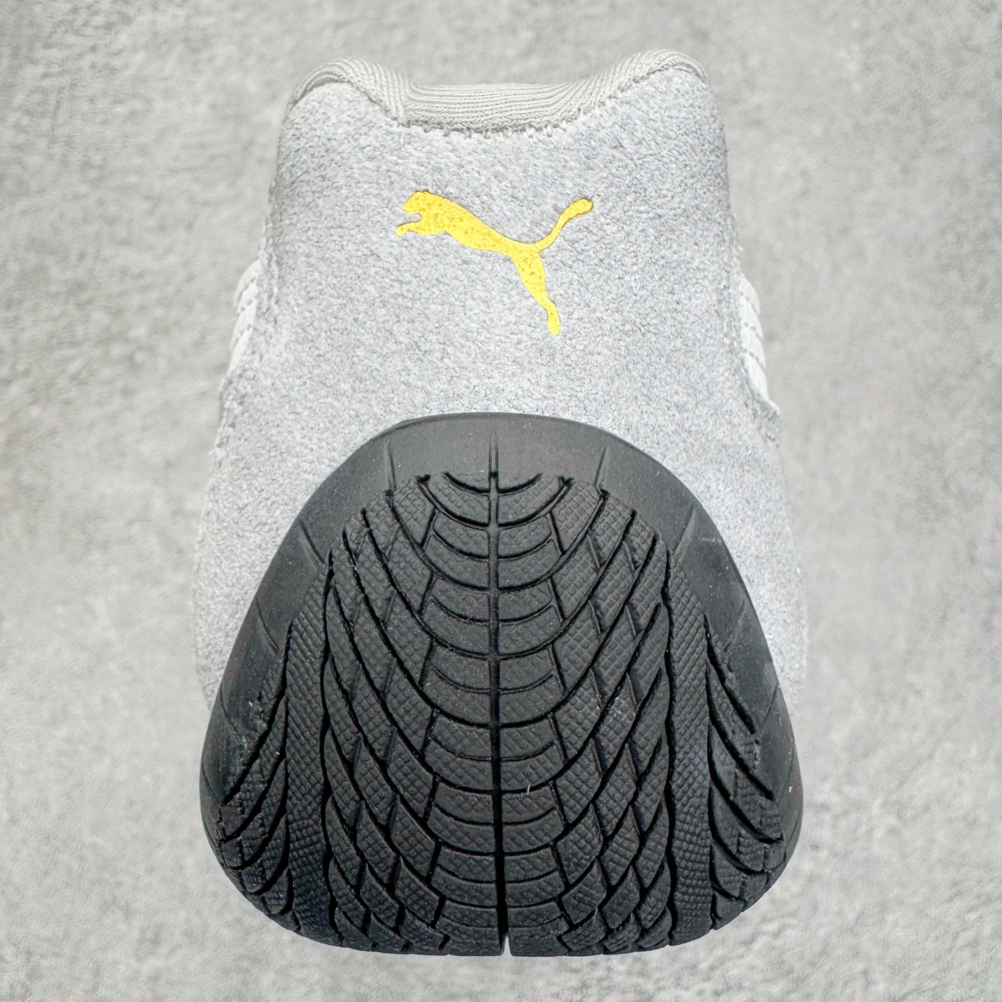 图片[8]-＃KZ纯原 PUMA Speedca OG 彪马极速赛车系列低帮德训风拼接复古百搭休闲运动赛车鞋 口碑大厂出品 品控大底版型不断改良更新 全套原纸板楦头开发 确保原汁原味 完美呈现版型 一比一鞋头弧度高度鞋身弧度 独家私模原厂航空铝磨具打磨大底 鞋头坡度极致还原 无解鞋型 原盒原配 圈内天花板工艺 原厂玻璃冲刀 超高清洁度 全鞋零毛边皮料切割 原厂中底布 鞋款从80、90年代赛车手所穿的防火赛车鞋为原型，鞋身线条模仿了赛车的流线廓形，体现了空气动力学原理的结构。简约流畅的外观，恰好又和贯穿其中的Formstrip Logo融合恰到好处，视觉上细节丰富且协调。本次Speedcat OG鞋款归来，最大看点自然式保留了窄版鞋型以及薄底构造。这两年各品牌鞋底越做越厚，Speedcat反其道而行之，上脚几乎无鞋底的效果带来耳目一新的视觉体验。鞋面依旧是以质感细腻的麂皮材质打造，并且大面积近乎全包裹的使用，复古味道也愈发浓烈。配色上更是将最原始的黑色和红色带回，向F1赛车队的标志性队服致敬。相信让各位一眼种草的更多是出挑的大红色，上脚即可瞬间点亮整体造型，在以球鞋为核心的OOTD中脱颖而出。而另一款黑色则是低调的万金油，彰显新潮个性的同时又不喧宾夺主，也是热爱简约系穿搭朋友的首选。 尺码：35.5 36 37 37.5 38 38.5 39 40 40.5 41 42 42.5 43 44 44.5 45 46-选品中心