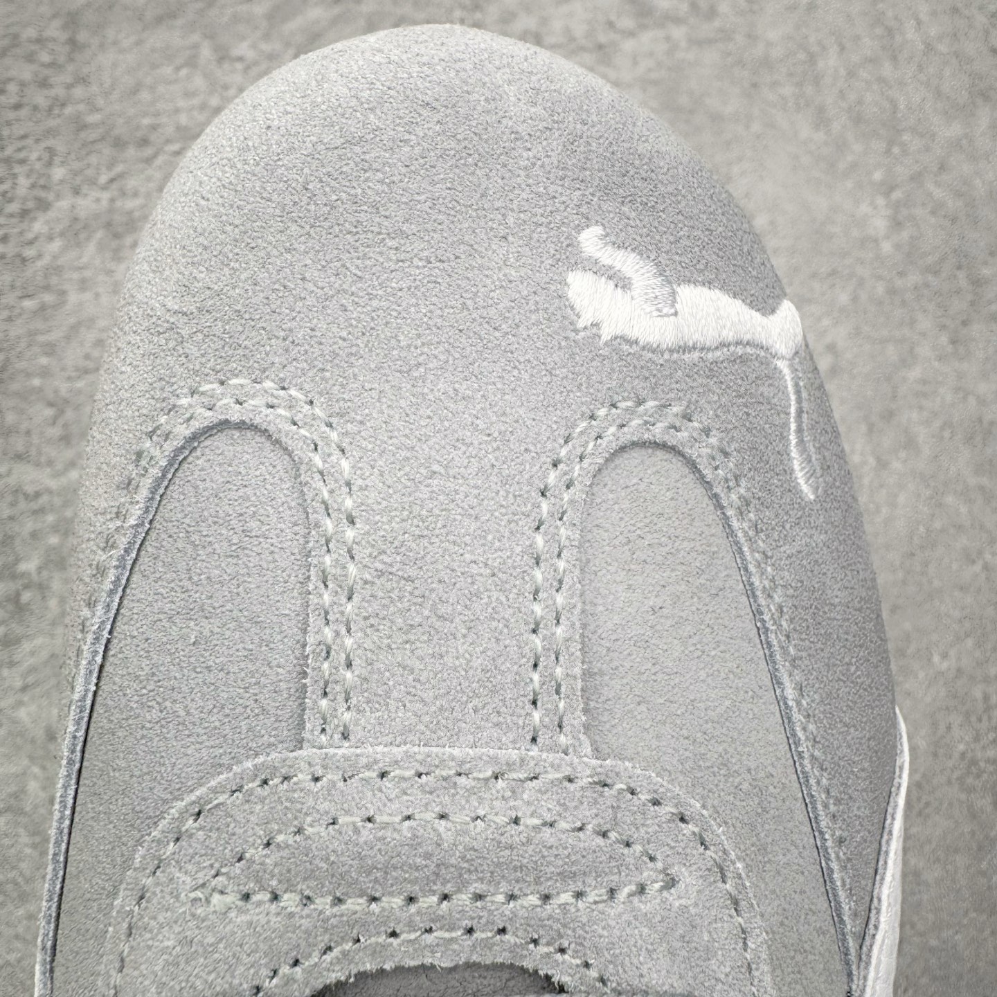 图片[13]-＃KZ纯原 PUMA Speedca OG 彪马极速赛车系列低帮德训风拼接复古百搭休闲运动赛车鞋 口碑大厂出品 品控大底版型不断改良更新 全套原纸板楦头开发 确保原汁原味 完美呈现版型 一比一鞋头弧度高度鞋身弧度 独家私模原厂航空铝磨具打磨大底 鞋头坡度极致还原 无解鞋型 原盒原配 圈内天花板工艺 原厂玻璃冲刀 超高清洁度 全鞋零毛边皮料切割 原厂中底布 鞋款从80、90年代赛车手所穿的防火赛车鞋为原型，鞋身线条模仿了赛车的流线廓形，体现了空气动力学原理的结构。简约流畅的外观，恰好又和贯穿其中的Formstrip Logo融合恰到好处，视觉上细节丰富且协调。本次Speedcat OG鞋款归来，最大看点自然式保留了窄版鞋型以及薄底构造。这两年各品牌鞋底越做越厚，Speedcat反其道而行之，上脚几乎无鞋底的效果带来耳目一新的视觉体验。鞋面依旧是以质感细腻的麂皮材质打造，并且大面积近乎全包裹的使用，复古味道也愈发浓烈。配色上更是将最原始的黑色和红色带回，向F1赛车队的标志性队服致敬。相信让各位一眼种草的更多是出挑的大红色，上脚即可瞬间点亮整体造型，在以球鞋为核心的OOTD中脱颖而出。而另一款黑色则是低调的万金油，彰显新潮个性的同时又不喧宾夺主，也是热爱简约系穿搭朋友的首选。 尺码：35.5 36 37 37.5 38 38.5 39 40 40.5 41 42 42.5 43 44 44.5 45 46-选品中心