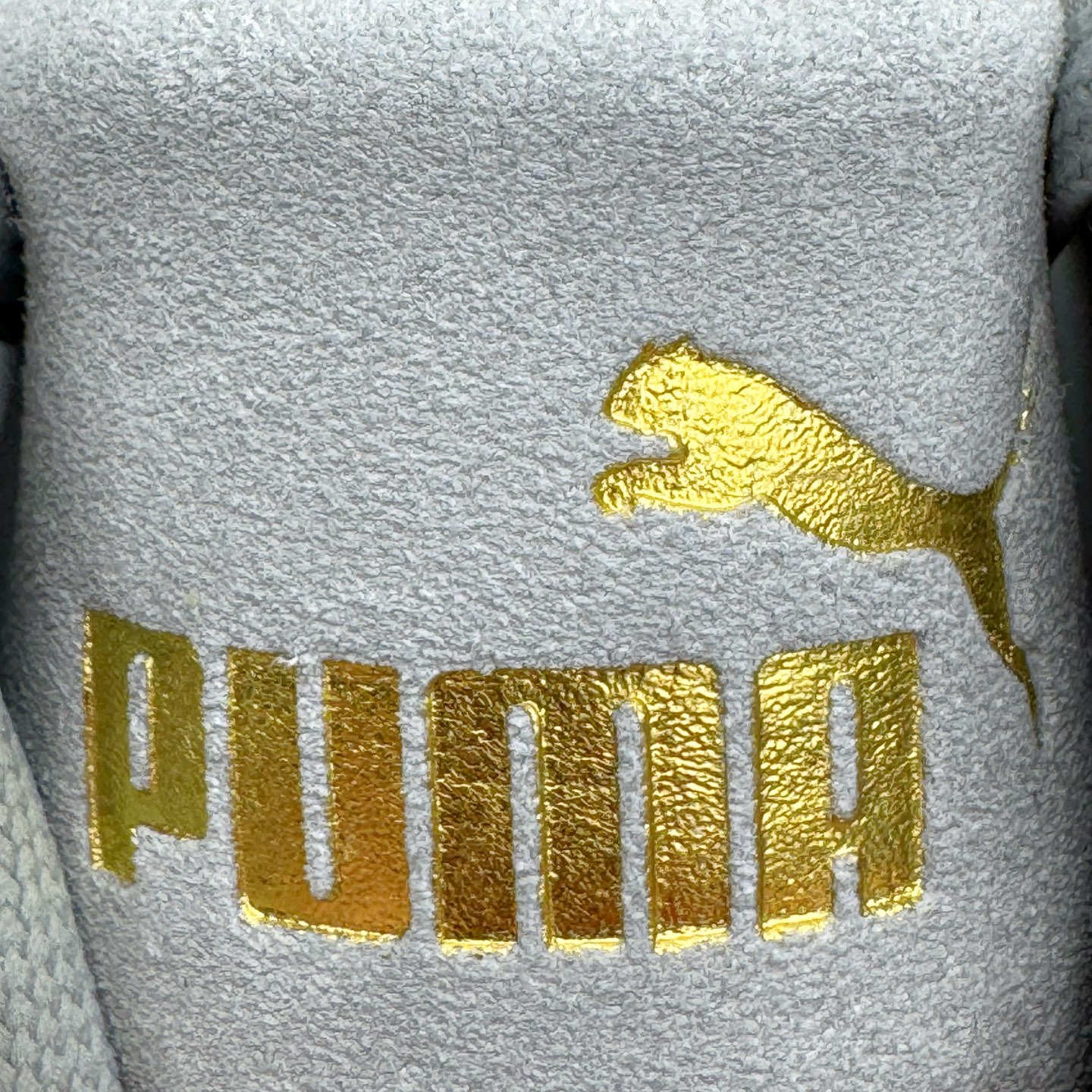图片[15]-＃KZ纯原 PUMA Speedca OG 彪马极速赛车系列低帮德训风拼接复古百搭休闲运动赛车鞋 口碑大厂出品 品控大底版型不断改良更新 全套原纸板楦头开发 确保原汁原味 完美呈现版型 一比一鞋头弧度高度鞋身弧度 独家私模原厂航空铝磨具打磨大底 鞋头坡度极致还原 无解鞋型 原盒原配 圈内天花板工艺 原厂玻璃冲刀 超高清洁度 全鞋零毛边皮料切割 原厂中底布 鞋款从80、90年代赛车手所穿的防火赛车鞋为原型，鞋身线条模仿了赛车的流线廓形，体现了空气动力学原理的结构。简约流畅的外观，恰好又和贯穿其中的Formstrip Logo融合恰到好处，视觉上细节丰富且协调。本次Speedcat OG鞋款归来，最大看点自然式保留了窄版鞋型以及薄底构造。这两年各品牌鞋底越做越厚，Speedcat反其道而行之，上脚几乎无鞋底的效果带来耳目一新的视觉体验。鞋面依旧是以质感细腻的麂皮材质打造，并且大面积近乎全包裹的使用，复古味道也愈发浓烈。配色上更是将最原始的黑色和红色带回，向F1赛车队的标志性队服致敬。相信让各位一眼种草的更多是出挑的大红色，上脚即可瞬间点亮整体造型，在以球鞋为核心的OOTD中脱颖而出。而另一款黑色则是低调的万金油，彰显新潮个性的同时又不喧宾夺主，也是热爱简约系穿搭朋友的首选。 尺码：35.5 36 37 37.5 38 38.5 39 40 40.5 41 42 42.5 43 44 44.5 45 46-选品中心