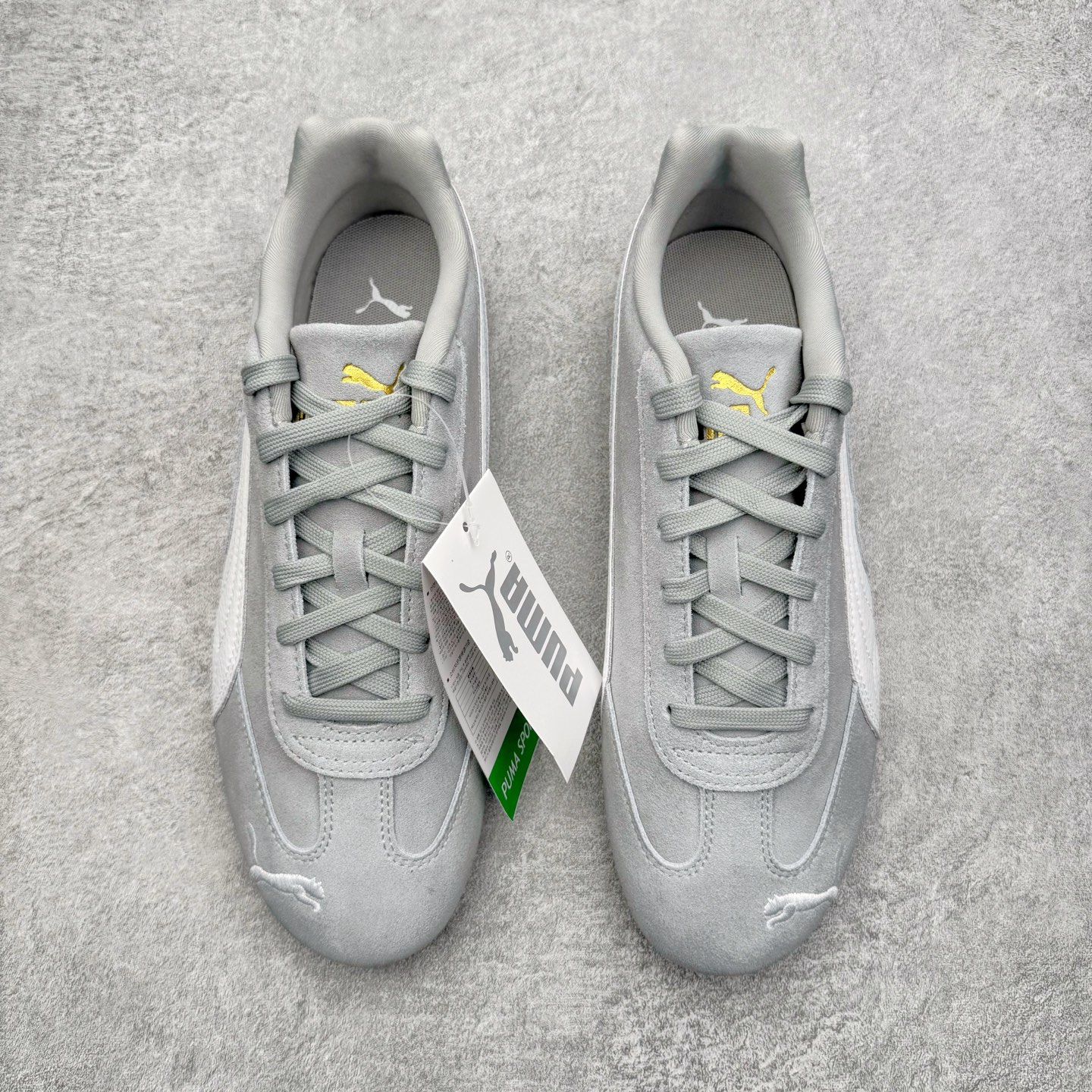 图片[2]-＃KZ纯原 PUMA Speedca OG 彪马极速赛车系列低帮德训风拼接复古百搭休闲运动赛车鞋 口碑大厂出品 品控大底版型不断改良更新 全套原纸板楦头开发 确保原汁原味 完美呈现版型 一比一鞋头弧度高度鞋身弧度 独家私模原厂航空铝磨具打磨大底 鞋头坡度极致还原 无解鞋型 原盒原配 圈内天花板工艺 原厂玻璃冲刀 超高清洁度 全鞋零毛边皮料切割 原厂中底布 鞋款从80、90年代赛车手所穿的防火赛车鞋为原型，鞋身线条模仿了赛车的流线廓形，体现了空气动力学原理的结构。简约流畅的外观，恰好又和贯穿其中的Formstrip Logo融合恰到好处，视觉上细节丰富且协调。本次Speedcat OG鞋款归来，最大看点自然式保留了窄版鞋型以及薄底构造。这两年各品牌鞋底越做越厚，Speedcat反其道而行之，上脚几乎无鞋底的效果带来耳目一新的视觉体验。鞋面依旧是以质感细腻的麂皮材质打造，并且大面积近乎全包裹的使用，复古味道也愈发浓烈。配色上更是将最原始的黑色和红色带回，向F1赛车队的标志性队服致敬。相信让各位一眼种草的更多是出挑的大红色，上脚即可瞬间点亮整体造型，在以球鞋为核心的OOTD中脱颖而出。而另一款黑色则是低调的万金油，彰显新潮个性的同时又不喧宾夺主，也是热爱简约系穿搭朋友的首选。 尺码：35.5 36 37 37.5 38 38.5 39 40 40.5 41 42 42.5 43 44 44.5 45 46-选品中心