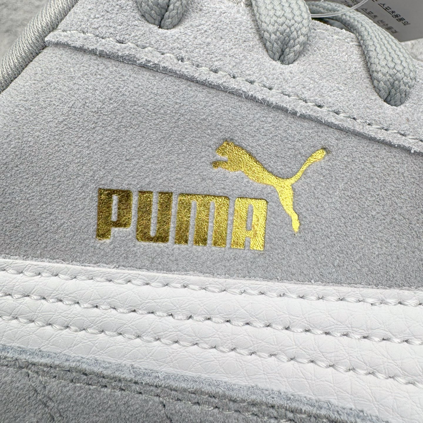 图片[20]-＃KZ纯原 PUMA Speedca OG 彪马极速赛车系列低帮德训风拼接复古百搭休闲运动赛车鞋 口碑大厂出品 品控大底版型不断改良更新 全套原纸板楦头开发 确保原汁原味 完美呈现版型 一比一鞋头弧度高度鞋身弧度 独家私模原厂航空铝磨具打磨大底 鞋头坡度极致还原 无解鞋型 原盒原配 圈内天花板工艺 原厂玻璃冲刀 超高清洁度 全鞋零毛边皮料切割 原厂中底布 鞋款从80、90年代赛车手所穿的防火赛车鞋为原型，鞋身线条模仿了赛车的流线廓形，体现了空气动力学原理的结构。简约流畅的外观，恰好又和贯穿其中的Formstrip Logo融合恰到好处，视觉上细节丰富且协调。本次Speedcat OG鞋款归来，最大看点自然式保留了窄版鞋型以及薄底构造。这两年各品牌鞋底越做越厚，Speedcat反其道而行之，上脚几乎无鞋底的效果带来耳目一新的视觉体验。鞋面依旧是以质感细腻的麂皮材质打造，并且大面积近乎全包裹的使用，复古味道也愈发浓烈。配色上更是将最原始的黑色和红色带回，向F1赛车队的标志性队服致敬。相信让各位一眼种草的更多是出挑的大红色，上脚即可瞬间点亮整体造型，在以球鞋为核心的OOTD中脱颖而出。而另一款黑色则是低调的万金油，彰显新潮个性的同时又不喧宾夺主，也是热爱简约系穿搭朋友的首选。 尺码：35.5 36 37 37.5 38 38.5 39 40 40.5 41 42 42.5 43 44 44.5 45 46-选品中心