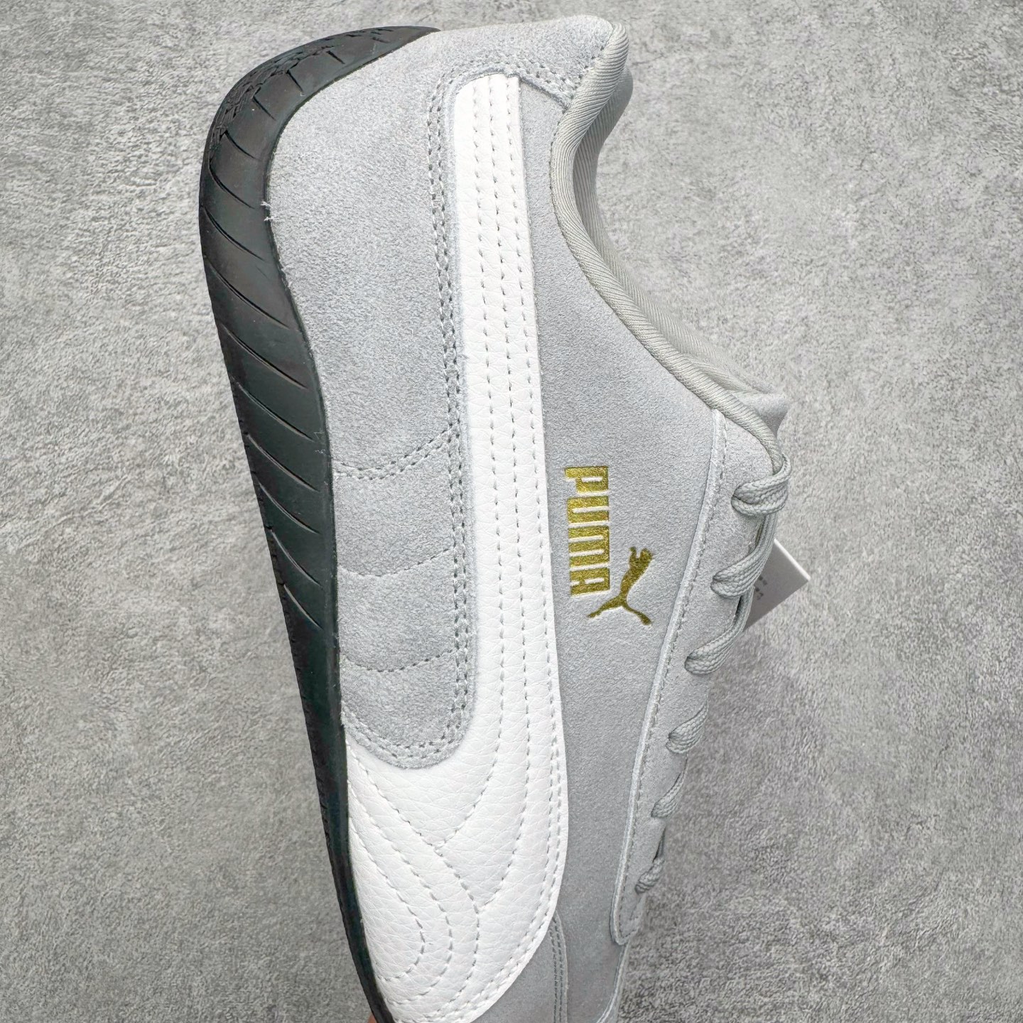 图片[6]-＃KZ纯原 PUMA Speedca OG 彪马极速赛车系列低帮德训风拼接复古百搭休闲运动赛车鞋 口碑大厂出品 品控大底版型不断改良更新 全套原纸板楦头开发 确保原汁原味 完美呈现版型 一比一鞋头弧度高度鞋身弧度 独家私模原厂航空铝磨具打磨大底 鞋头坡度极致还原 无解鞋型 原盒原配 圈内天花板工艺 原厂玻璃冲刀 超高清洁度 全鞋零毛边皮料切割 原厂中底布 鞋款从80、90年代赛车手所穿的防火赛车鞋为原型，鞋身线条模仿了赛车的流线廓形，体现了空气动力学原理的结构。简约流畅的外观，恰好又和贯穿其中的Formstrip Logo融合恰到好处，视觉上细节丰富且协调。本次Speedcat OG鞋款归来，最大看点自然式保留了窄版鞋型以及薄底构造。这两年各品牌鞋底越做越厚，Speedcat反其道而行之，上脚几乎无鞋底的效果带来耳目一新的视觉体验。鞋面依旧是以质感细腻的麂皮材质打造，并且大面积近乎全包裹的使用，复古味道也愈发浓烈。配色上更是将最原始的黑色和红色带回，向F1赛车队的标志性队服致敬。相信让各位一眼种草的更多是出挑的大红色，上脚即可瞬间点亮整体造型，在以球鞋为核心的OOTD中脱颖而出。而另一款黑色则是低调的万金油，彰显新潮个性的同时又不喧宾夺主，也是热爱简约系穿搭朋友的首选。 尺码：35.5 36 37 37.5 38 38.5 39 40 40.5 41 42 42.5 43 44 44.5 45 46-选品中心