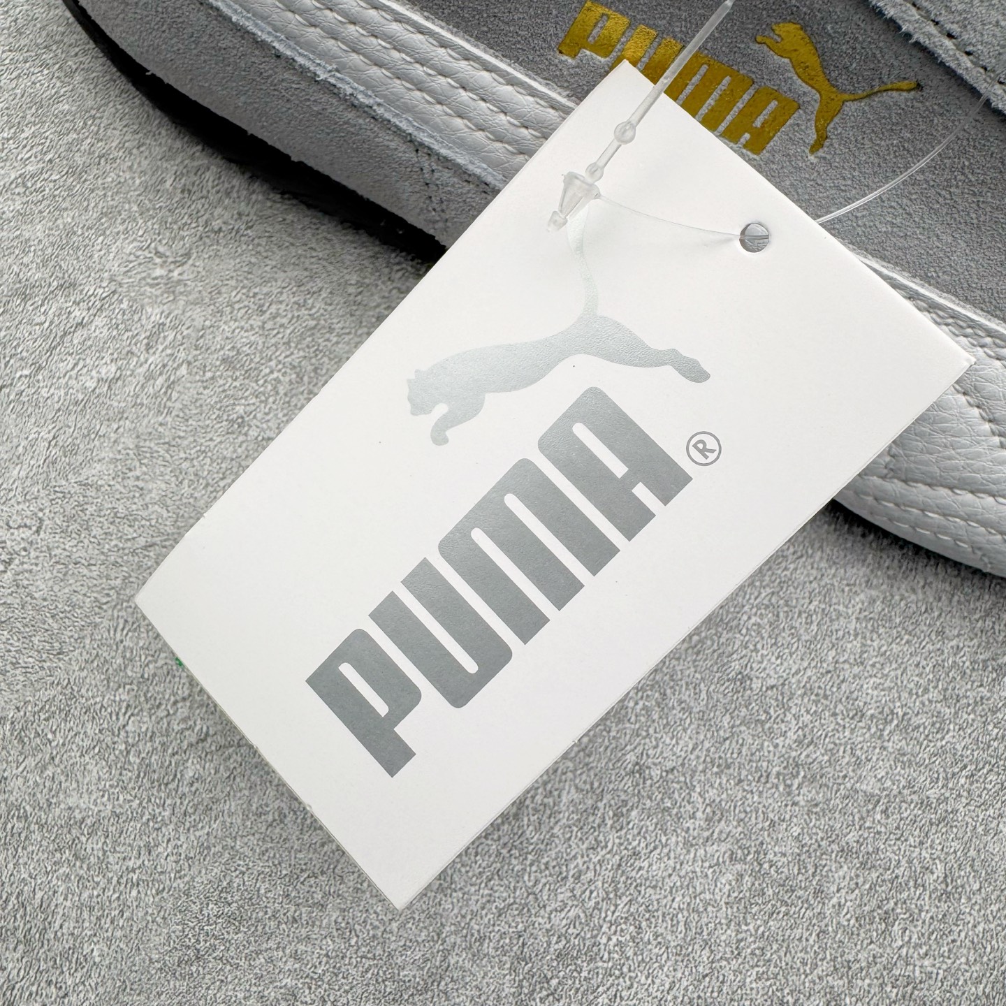 图片[14]-＃KZ纯原 PUMA Speedca OG 彪马极速赛车系列低帮德训风拼接复古百搭休闲运动赛车鞋 口碑大厂出品 品控大底版型不断改良更新 全套原纸板楦头开发 确保原汁原味 完美呈现版型 一比一鞋头弧度高度鞋身弧度 独家私模原厂航空铝磨具打磨大底 鞋头坡度极致还原 无解鞋型 原盒原配 圈内天花板工艺 原厂玻璃冲刀 超高清洁度 全鞋零毛边皮料切割 原厂中底布 鞋款从80、90年代赛车手所穿的防火赛车鞋为原型，鞋身线条模仿了赛车的流线廓形，体现了空气动力学原理的结构。简约流畅的外观，恰好又和贯穿其中的Formstrip Logo融合恰到好处，视觉上细节丰富且协调。本次Speedcat OG鞋款归来，最大看点自然式保留了窄版鞋型以及薄底构造。这两年各品牌鞋底越做越厚，Speedcat反其道而行之，上脚几乎无鞋底的效果带来耳目一新的视觉体验。鞋面依旧是以质感细腻的麂皮材质打造，并且大面积近乎全包裹的使用，复古味道也愈发浓烈。配色上更是将最原始的黑色和红色带回，向F1赛车队的标志性队服致敬。相信让各位一眼种草的更多是出挑的大红色，上脚即可瞬间点亮整体造型，在以球鞋为核心的OOTD中脱颖而出。而另一款黑色则是低调的万金油，彰显新潮个性的同时又不喧宾夺主，也是热爱简约系穿搭朋友的首选。 尺码：35.5 36 37 37.5 38 38.5 39 40 40.5 41 42 42.5 43 44 44.5 45 46-选品中心