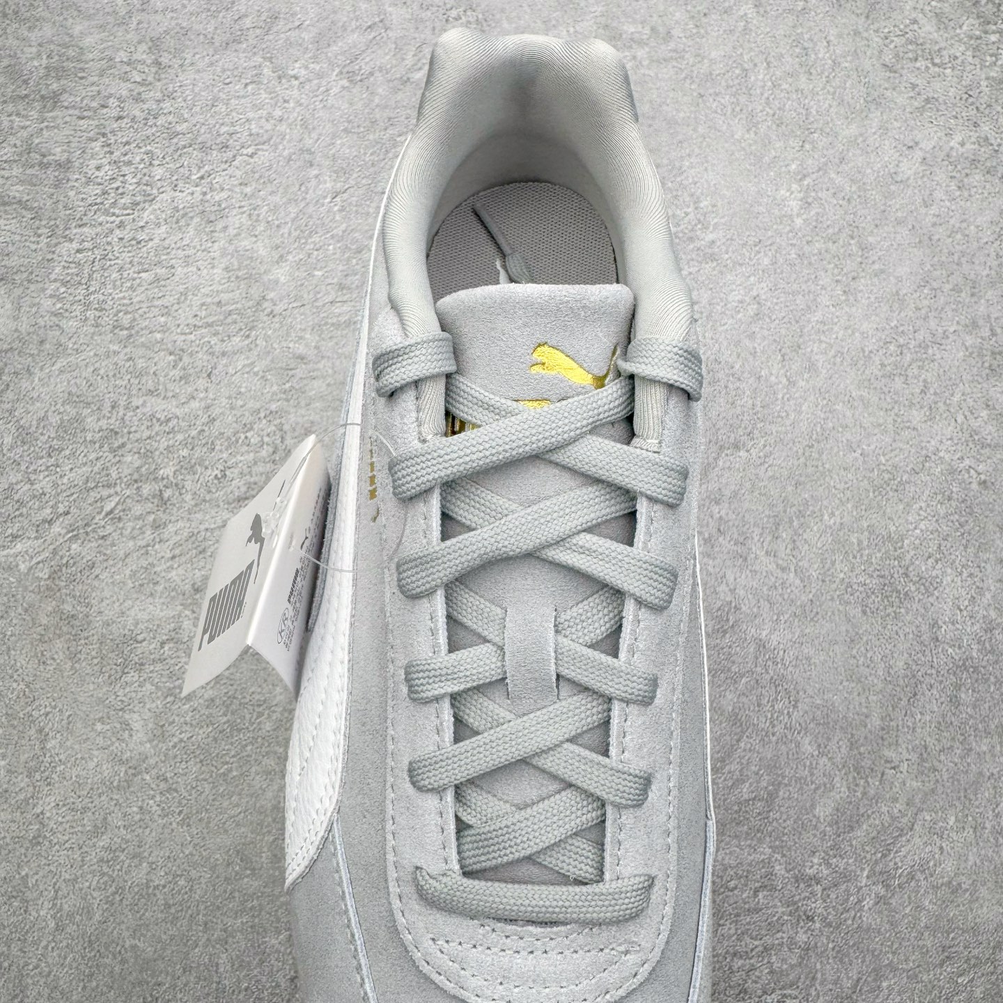 图片[5]-＃KZ纯原 PUMA Speedca OG 彪马极速赛车系列低帮德训风拼接复古百搭休闲运动赛车鞋 口碑大厂出品 品控大底版型不断改良更新 全套原纸板楦头开发 确保原汁原味 完美呈现版型 一比一鞋头弧度高度鞋身弧度 独家私模原厂航空铝磨具打磨大底 鞋头坡度极致还原 无解鞋型 原盒原配 圈内天花板工艺 原厂玻璃冲刀 超高清洁度 全鞋零毛边皮料切割 原厂中底布 鞋款从80、90年代赛车手所穿的防火赛车鞋为原型，鞋身线条模仿了赛车的流线廓形，体现了空气动力学原理的结构。简约流畅的外观，恰好又和贯穿其中的Formstrip Logo融合恰到好处，视觉上细节丰富且协调。本次Speedcat OG鞋款归来，最大看点自然式保留了窄版鞋型以及薄底构造。这两年各品牌鞋底越做越厚，Speedcat反其道而行之，上脚几乎无鞋底的效果带来耳目一新的视觉体验。鞋面依旧是以质感细腻的麂皮材质打造，并且大面积近乎全包裹的使用，复古味道也愈发浓烈。配色上更是将最原始的黑色和红色带回，向F1赛车队的标志性队服致敬。相信让各位一眼种草的更多是出挑的大红色，上脚即可瞬间点亮整体造型，在以球鞋为核心的OOTD中脱颖而出。而另一款黑色则是低调的万金油，彰显新潮个性的同时又不喧宾夺主，也是热爱简约系穿搭朋友的首选。 尺码：35.5 36 37 37.5 38 38.5 39 40 40.5 41 42 42.5 43 44 44.5 45 46-选品中心