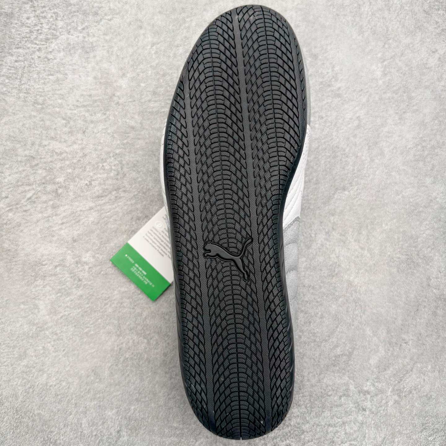 图片[9]-＃KZ纯原 PUMA Speedca OG 彪马极速赛车系列低帮德训风拼接复古百搭休闲运动赛车鞋 口碑大厂出品 品控大底版型不断改良更新 全套原纸板楦头开发 确保原汁原味 完美呈现版型 一比一鞋头弧度高度鞋身弧度 独家私模原厂航空铝磨具打磨大底 鞋头坡度极致还原 无解鞋型 原盒原配 圈内天花板工艺 原厂玻璃冲刀 超高清洁度 全鞋零毛边皮料切割 原厂中底布 鞋款从80、90年代赛车手所穿的防火赛车鞋为原型，鞋身线条模仿了赛车的流线廓形，体现了空气动力学原理的结构。简约流畅的外观，恰好又和贯穿其中的Formstrip Logo融合恰到好处，视觉上细节丰富且协调。本次Speedcat OG鞋款归来，最大看点自然式保留了窄版鞋型以及薄底构造。这两年各品牌鞋底越做越厚，Speedcat反其道而行之，上脚几乎无鞋底的效果带来耳目一新的视觉体验。鞋面依旧是以质感细腻的麂皮材质打造，并且大面积近乎全包裹的使用，复古味道也愈发浓烈。配色上更是将最原始的黑色和红色带回，向F1赛车队的标志性队服致敬。相信让各位一眼种草的更多是出挑的大红色，上脚即可瞬间点亮整体造型，在以球鞋为核心的OOTD中脱颖而出。而另一款黑色则是低调的万金油，彰显新潮个性的同时又不喧宾夺主，也是热爱简约系穿搭朋友的首选。 尺码：35.5 36 37 37.5 38 38.5 39 40 40.5 41 42 42.5 43 44 44.5 45 46-选品中心