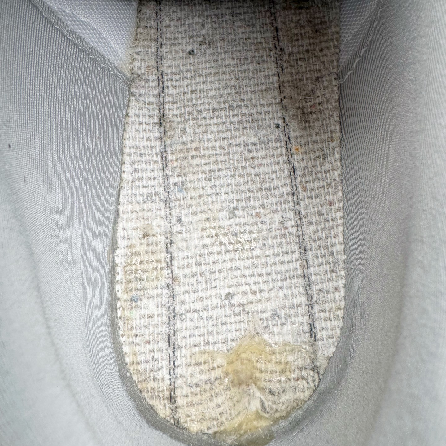 图片[12]-＃KZ纯原 PUMA Speedca OG 彪马极速赛车系列低帮德训风拼接复古百搭休闲运动赛车鞋 口碑大厂出品 品控大底版型不断改良更新 全套原纸板楦头开发 确保原汁原味 完美呈现版型 一比一鞋头弧度高度鞋身弧度 独家私模原厂航空铝磨具打磨大底 鞋头坡度极致还原 无解鞋型 原盒原配 圈内天花板工艺 原厂玻璃冲刀 超高清洁度 全鞋零毛边皮料切割 原厂中底布 鞋款从80、90年代赛车手所穿的防火赛车鞋为原型，鞋身线条模仿了赛车的流线廓形，体现了空气动力学原理的结构。简约流畅的外观，恰好又和贯穿其中的Formstrip Logo融合恰到好处，视觉上细节丰富且协调。本次Speedcat OG鞋款归来，最大看点自然式保留了窄版鞋型以及薄底构造。这两年各品牌鞋底越做越厚，Speedcat反其道而行之，上脚几乎无鞋底的效果带来耳目一新的视觉体验。鞋面依旧是以质感细腻的麂皮材质打造，并且大面积近乎全包裹的使用，复古味道也愈发浓烈。配色上更是将最原始的黑色和红色带回，向F1赛车队的标志性队服致敬。相信让各位一眼种草的更多是出挑的大红色，上脚即可瞬间点亮整体造型，在以球鞋为核心的OOTD中脱颖而出。而另一款黑色则是低调的万金油，彰显新潮个性的同时又不喧宾夺主，也是热爱简约系穿搭朋友的首选。 尺码：35.5 36 37 37.5 38 38.5 39 40 40.5 41 42 42.5 43 44 44.5 45 46-选品中心