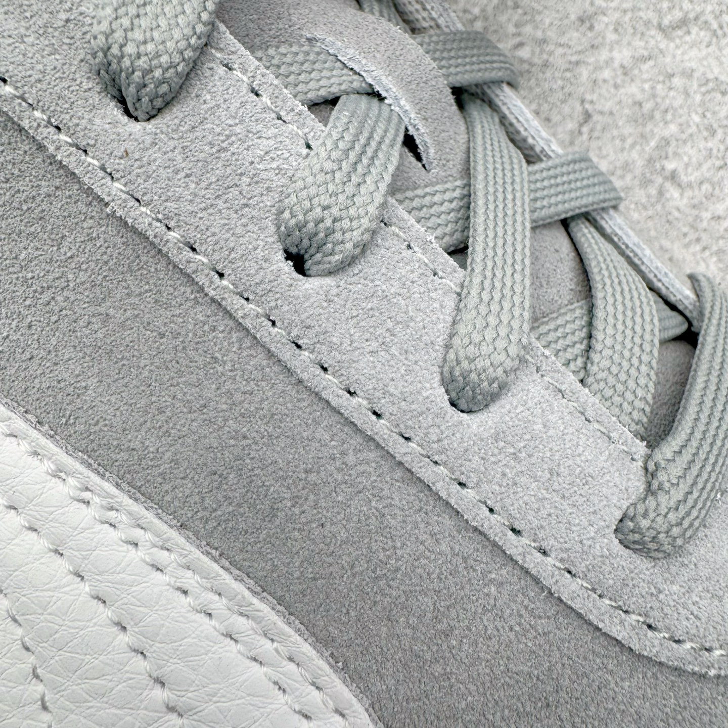 图片[17]-＃KZ纯原 PUMA Speedca OG 彪马极速赛车系列低帮德训风拼接复古百搭休闲运动赛车鞋 口碑大厂出品 品控大底版型不断改良更新 全套原纸板楦头开发 确保原汁原味 完美呈现版型 一比一鞋头弧度高度鞋身弧度 独家私模原厂航空铝磨具打磨大底 鞋头坡度极致还原 无解鞋型 原盒原配 圈内天花板工艺 原厂玻璃冲刀 超高清洁度 全鞋零毛边皮料切割 原厂中底布 鞋款从80、90年代赛车手所穿的防火赛车鞋为原型，鞋身线条模仿了赛车的流线廓形，体现了空气动力学原理的结构。简约流畅的外观，恰好又和贯穿其中的Formstrip Logo融合恰到好处，视觉上细节丰富且协调。本次Speedcat OG鞋款归来，最大看点自然式保留了窄版鞋型以及薄底构造。这两年各品牌鞋底越做越厚，Speedcat反其道而行之，上脚几乎无鞋底的效果带来耳目一新的视觉体验。鞋面依旧是以质感细腻的麂皮材质打造，并且大面积近乎全包裹的使用，复古味道也愈发浓烈。配色上更是将最原始的黑色和红色带回，向F1赛车队的标志性队服致敬。相信让各位一眼种草的更多是出挑的大红色，上脚即可瞬间点亮整体造型，在以球鞋为核心的OOTD中脱颖而出。而另一款黑色则是低调的万金油，彰显新潮个性的同时又不喧宾夺主，也是热爱简约系穿搭朋友的首选。 尺码：35.5 36 37 37.5 38 38.5 39 40 40.5 41 42 42.5 43 44 44.5 45 46-选品中心