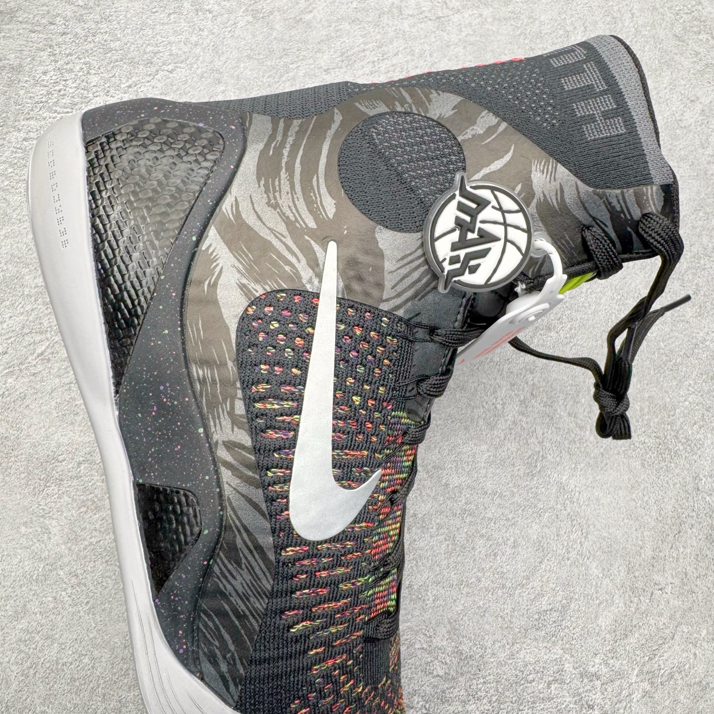 图片[6]-＃灭世纯原 NK KOBE 9 ELITE PROTRO 科比9代精英高帮 大师之路 FZ7335-001 2025曼巴年🐍重磅新品 市场最强科比9代精英版 独家出货 ✅原楦打造灵动版型 鞋头➕腰身➕后跟 360°无死角 ✅原厂工艺3层立体编织flyknit鞋面 厚度同步ZP吊打市场“纯原” ✅原厂碳板加持 立体感区分市场货品 ✅区分市场货品🌪过验级拉帮细节 ✅内置全新复刻版中底鞋垫 REACT缓震 密度增加抗衰减 ✅针对海外市场增加 47.5 满足精英选手实战需求 最强科9 灭世制造 用实力让情怀落地 👊🏻 实拍调校N版已经零色差零失真 百分百还原实物色彩所见即所得 不存在货不对板色差等低级问题 选购参考实物拍摄 不混卖不参货 只用心做好货严格选品 承诺混一赔十 尺码：39 40 40.5 41 42 42.5 43 44 44.5 45 46 47.5-选品中心