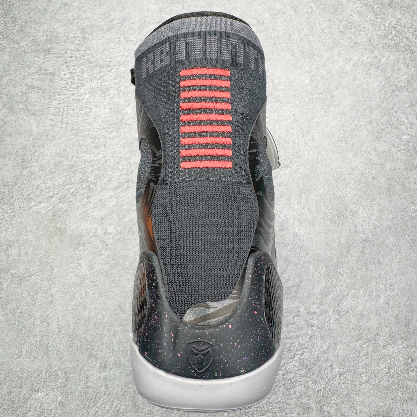图片[8]-＃灭世纯原 NK KOBE 9 ELITE PROTRO 科比9代精英高帮 大师之路 FZ7335-001 2025曼巴年🐍重磅新品 市场最强科比9代精英版 独家出货 ✅原楦打造灵动版型 鞋头➕腰身➕后跟 360°无死角 ✅原厂工艺3层立体编织flyknit鞋面 厚度同步ZP吊打市场“纯原” ✅原厂碳板加持 立体感区分市场货品 ✅区分市场货品🌪过验级拉帮细节 ✅内置全新复刻版中底鞋垫 REACT缓震 密度增加抗衰减 ✅针对海外市场增加 47.5 满足精英选手实战需求 最强科9 灭世制造 用实力让情怀落地 👊🏻 实拍调校N版已经零色差零失真 百分百还原实物色彩所见即所得 不存在货不对板色差等低级问题 选购参考实物拍摄 不混卖不参货 只用心做好货严格选品 承诺混一赔十 尺码：39 40 40.5 41 42 42.5 43 44 44.5 45 46 47.5-选品中心