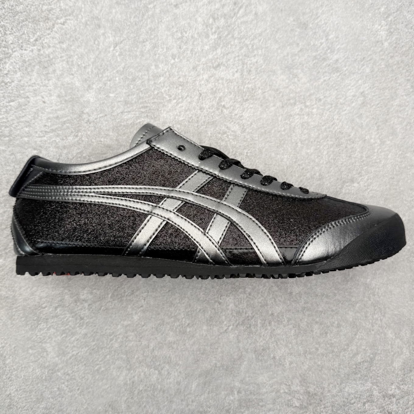 ＃C版 Asics Onitsuka Tiger MEXICO 66 亚瑟士鬼冢虎复古经典板鞋 市场王者选手 海外订单工厂出品 长期生产补货永不断码 超成熟稳定的做工品控 原装全套纸板楦头开发 原汁原味 完美呈现版型 私模正确鞋底咬花纹路 一比一鞋头弧度高度鞋身弧度 绝不口嗨 细节品控鞋型随意秒杀市面 原档咬花纹路私模大底 一个单元有六个三角形 总体形拼接呈现花瓣状 官方四联吊牌 原装Ortholite轻量化鞋垫 原盒原配 质保卡 说明书 钢印防尘纸 纸板中底带钢印 乳胶组合鞋垫 支持全方位的对比专柜 产品从款式颜色造型上体现出追求舒适和细节的完美 鞋类更是推崇手工制作的严谨与完美 融舒适性与可穿性的设计风格 注重细节的完美和别致魅力 既保持稳重 又不失轻松的时尚感 尺码：36 37 37.5 38 39 39.5 40 40.5 41.5 42 42.5 43.5 44 45-选品中心