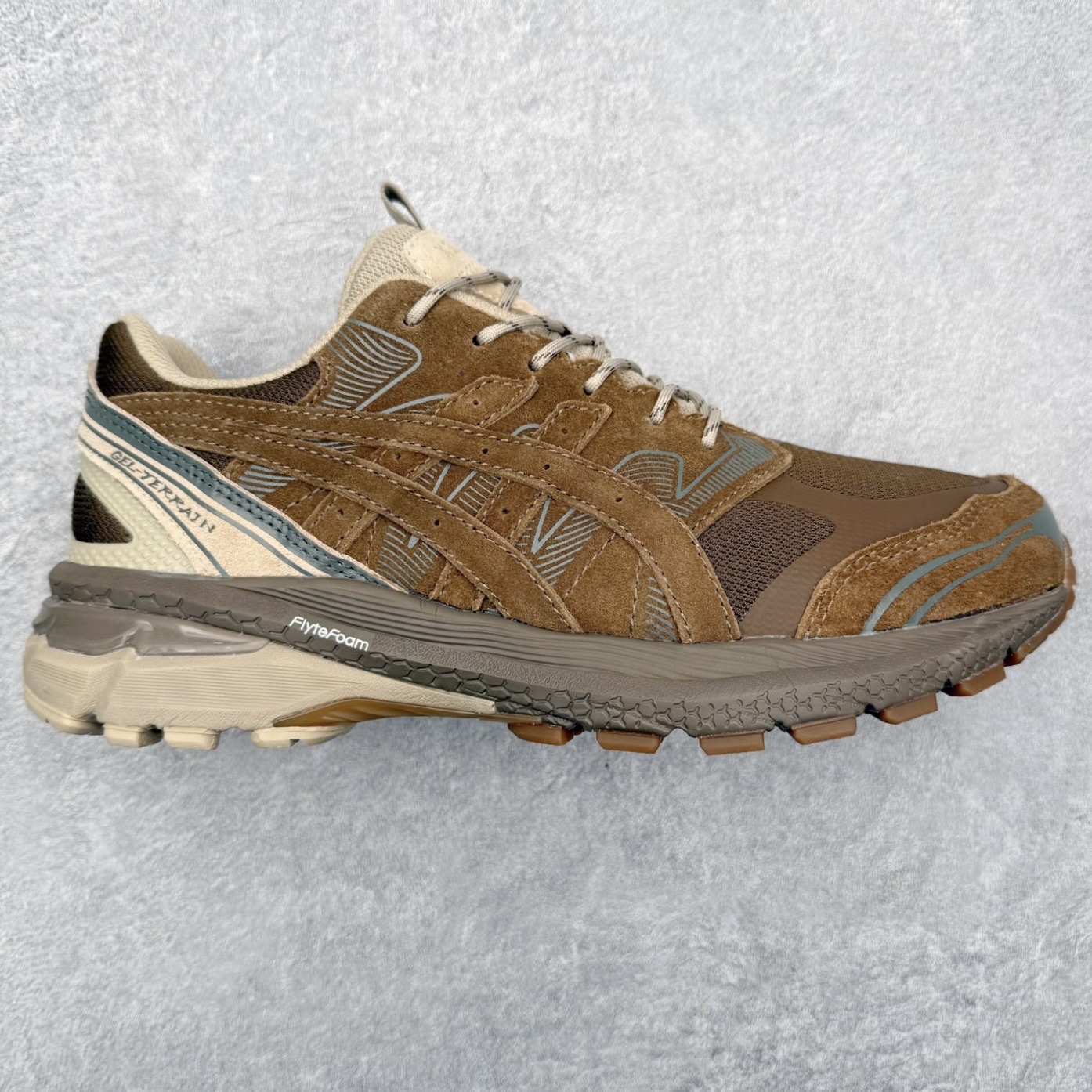 Asics Gel-Terrain 亚瑟士复古街头时尚运动减震耐磨透气低帮越野跑步鞋 复古经典的鞋面设计 灵感来自ASICS 90年代的经典越野跑系列 鞋身无缝设计元素 巧妙呈现户外机能感 FLYTEFOAM中底与GEL缓震科技加持 集轻量与动感于一身 融合复古美学与现代材料质感 舒适有型 带你潮流开「野」尺码：36 37 37.5 38 39 39.5 40 40.5 41.5 42 42.5 43.5 44 45-选品中心