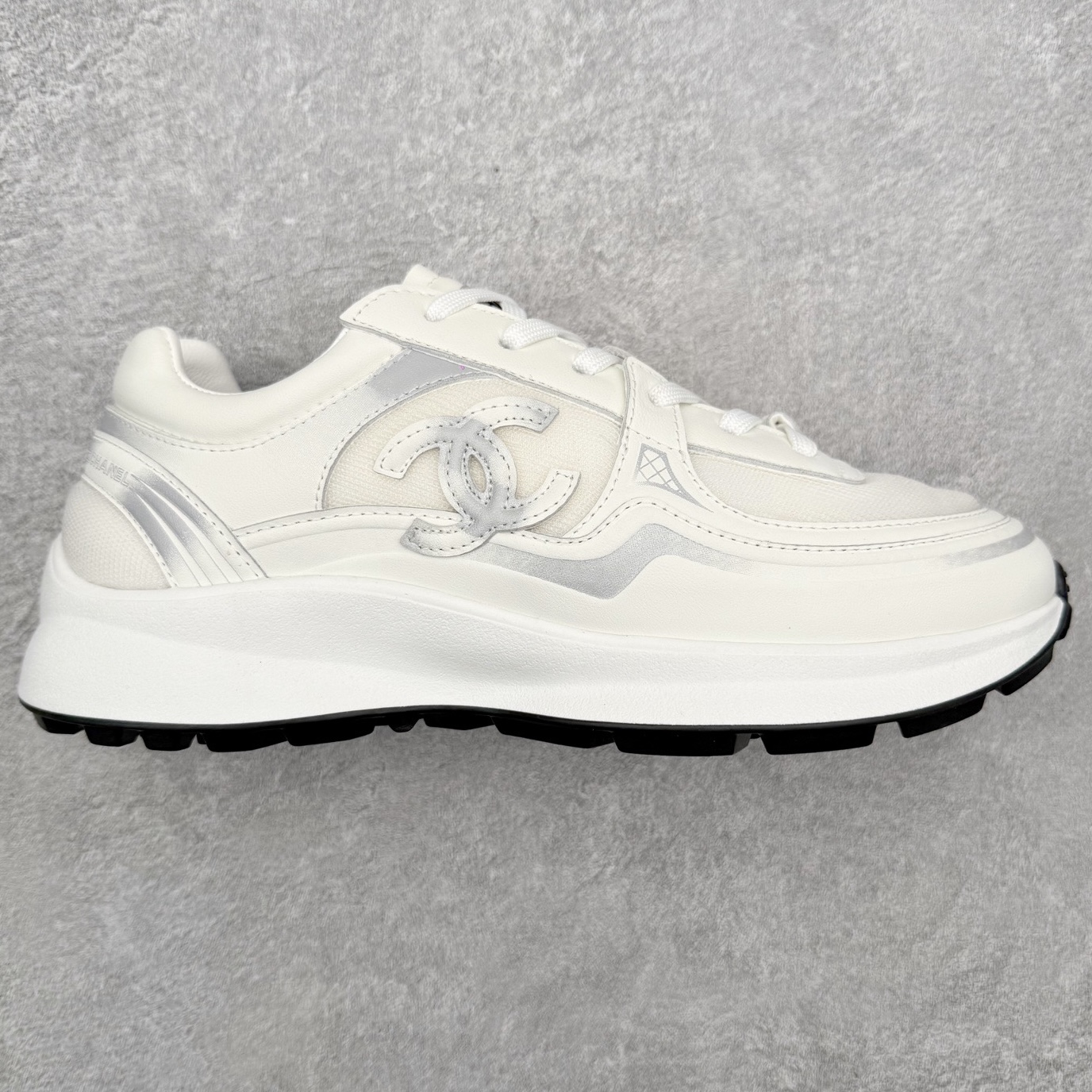 CHANEL香奈儿最新情侣款 26C 运动休闲鞋 四季百搭 香奶奶厚底银角饼干鞋 全新复古系列，呈递松弛之姿，轻盈于形开启盛夏之旅。 延续标志性解构化廓形，鞋身以简约立体线条及双A logo呈现，鞋面覆盖透气帆布面料，注入上层柔软提升脚感，采用廓形橡胶厚底，几何纹理点缀橡胶包边细节。增高拉腿效果堪比腿部整形 巨显腿细腿长各种风格都能轻松hold住随便搭！ 尺码：35 36 37 38 39 40-选品中心