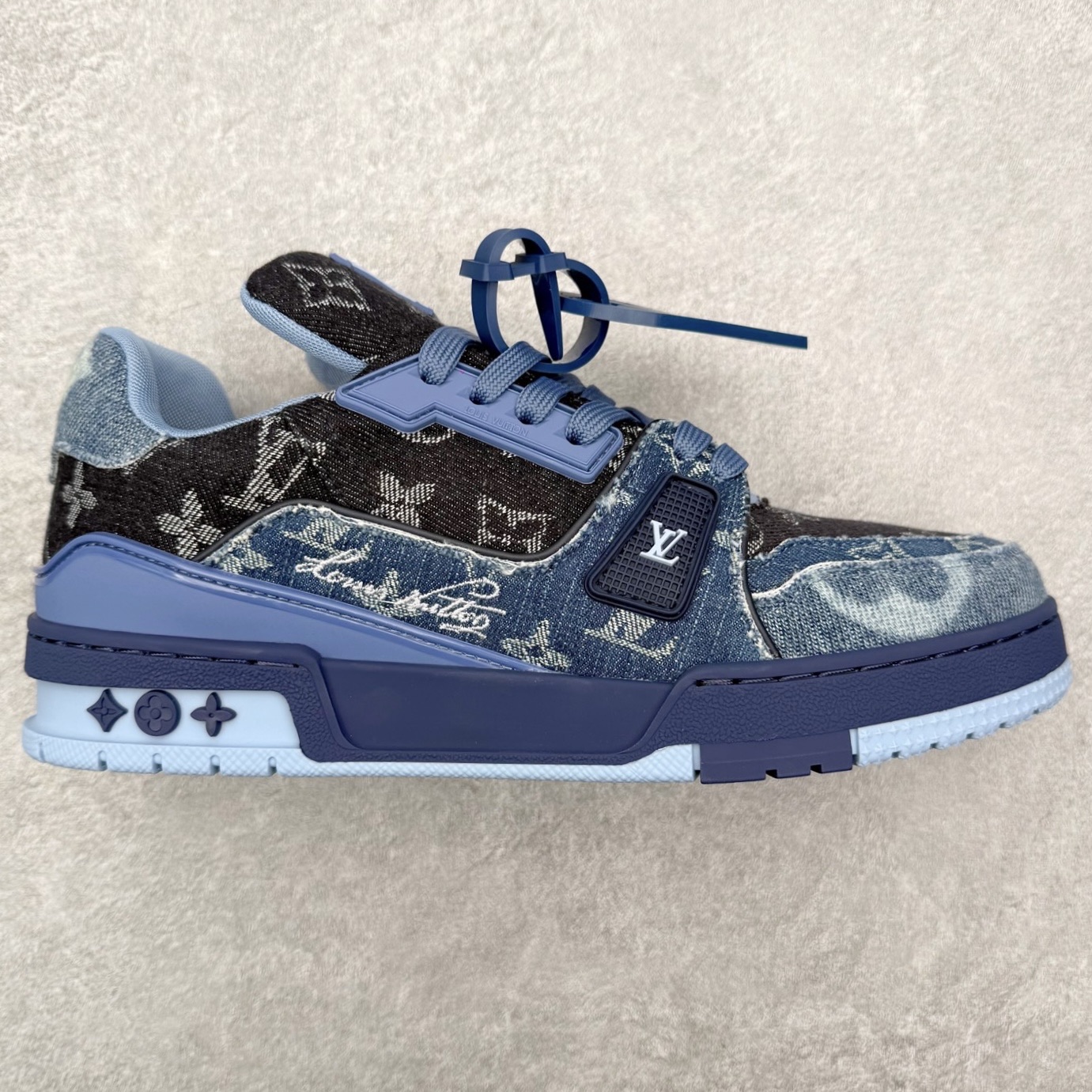 图片[7]-＃FS纯原福利 Louis Vuitton Trainer lv时装走秀运动鞋 实力大厂出品 平台专供 成熟的做工稳定的品控 完美鞋型超高的清洁度 零毛边线头瑕疵 全套原楦原纸版原鞋开模 全网最具灵魂的版型 正确原装黄色鞋盒 正确中底印花 鞋面印花3D高频深度立体 全鞋电脑针车 紧密相连 针距密度一致 环保乳胶注塑鞋垫 厚度脚感还原原版 皮面裁剪部位 统一油边封口工艺 原装橡胶大底含胶量大底组合零偏差 专柜全套包装 防尘袋 说明书 质保卡 男女鞋 尺码对应库存明细‼️-选品中心