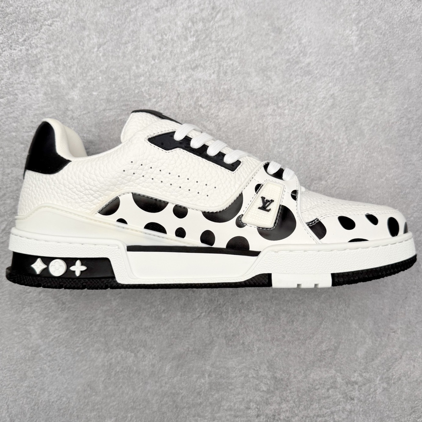 图片[5]-＃FS纯原福利 Louis Vuitton Trainer lv时装走秀运动鞋 实力大厂出品 平台专供 成熟的做工稳定的品控 完美鞋型超高的清洁度 零毛边线头瑕疵 全套原楦原纸版原鞋开模 全网最具灵魂的版型 正确原装黄色鞋盒 正确中底印花 鞋面印花3D高频深度立体 全鞋电脑针车 紧密相连 针距密度一致 环保乳胶注塑鞋垫 厚度脚感还原原版 皮面裁剪部位 统一油边封口工艺 原装橡胶大底含胶量大底组合零偏差 专柜全套包装 防尘袋 说明书 质保卡 男女鞋 尺码对应库存明细‼️-选品中心