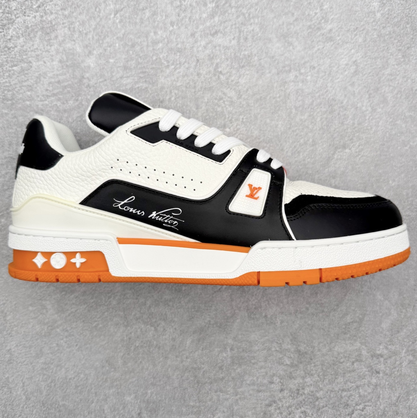 图片[4]-＃FS纯原福利 Louis Vuitton Trainer lv时装走秀运动鞋 实力大厂出品 平台专供 成熟的做工稳定的品控 完美鞋型超高的清洁度 零毛边线头瑕疵 全套原楦原纸版原鞋开模 全网最具灵魂的版型 正确原装黄色鞋盒 正确中底印花 鞋面印花3D高频深度立体 全鞋电脑针车 紧密相连 针距密度一致 环保乳胶注塑鞋垫 厚度脚感还原原版 皮面裁剪部位 统一油边封口工艺 原装橡胶大底含胶量大底组合零偏差 专柜全套包装 防尘袋 说明书 质保卡 男女鞋 尺码对应库存明细‼️-选品中心