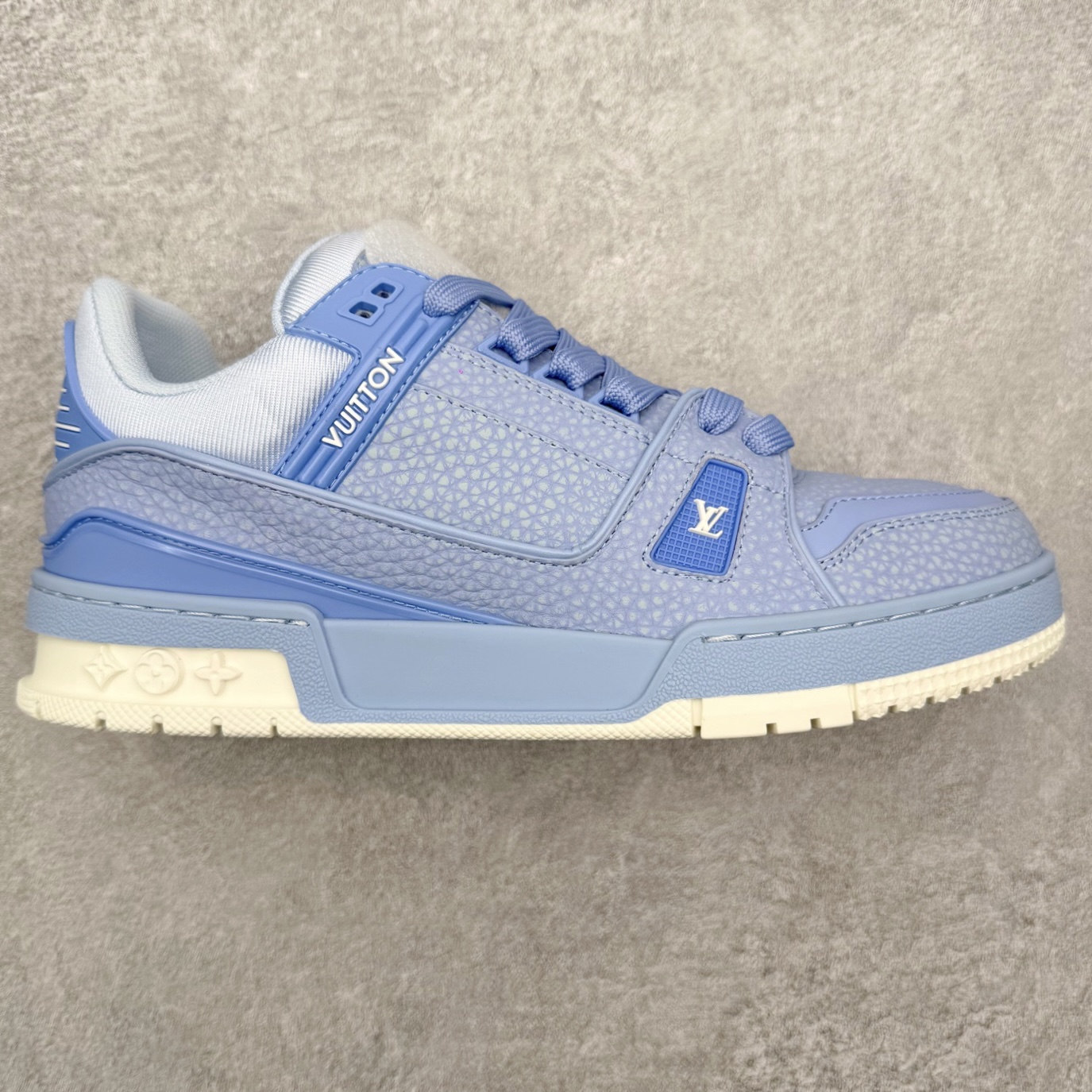 图片[4]-＃FS纯原福利 Louis Vuitton Trainer lv时装走秀运动鞋 实力大厂出品 平台专供 成熟的做工稳定的品控 完美鞋型超高的清洁度 零毛边线头瑕疵 全套原楦原纸版原鞋开模 全网最具灵魂的版型 正确原装黄色鞋盒 正确中底印花 鞋面印花3D高频深度立体 全鞋电脑针车 紧密相连 针距密度一致 环保乳胶注塑鞋垫 厚度脚感还原原版 皮面裁剪部位 统一油边封口工艺 原装橡胶大底含胶量大底组合零偏差 专柜全套包装 防尘袋 说明书 质保卡 男女鞋 尺码对应库存明细‼️-选品中心