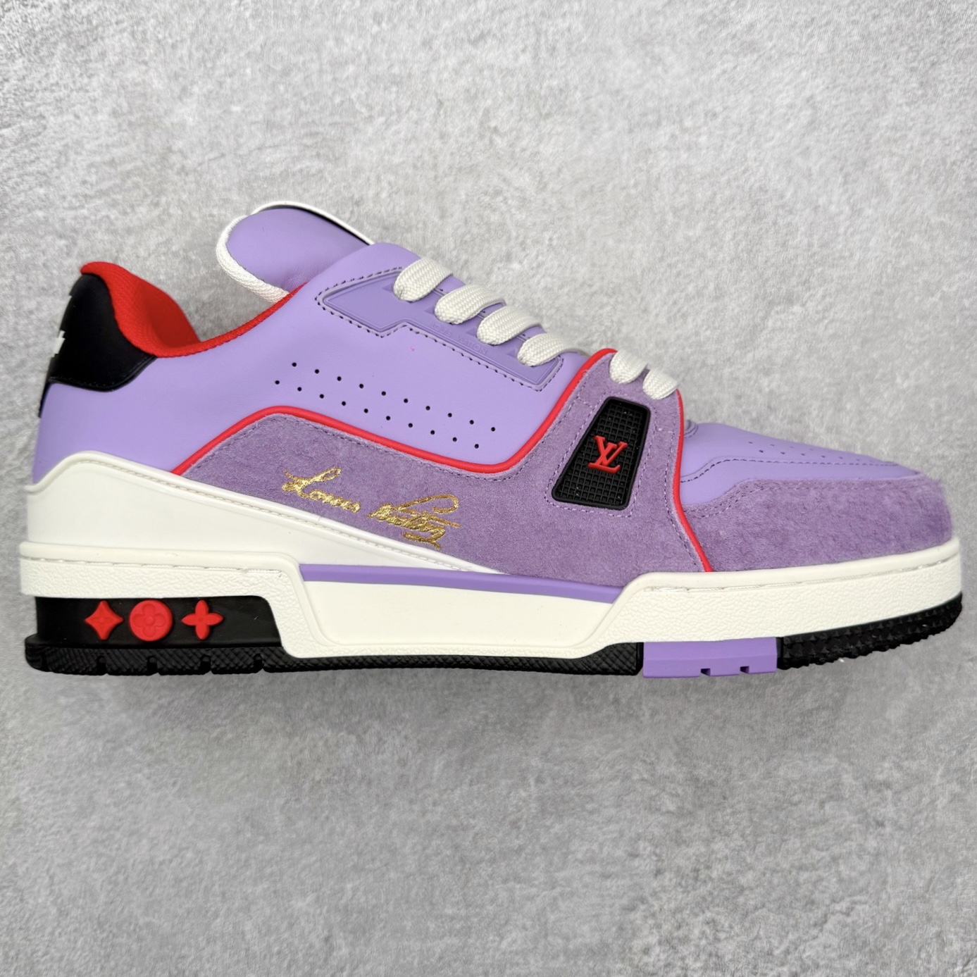 图片[3]-＃FS纯原福利 Louis Vuitton Trainer lv时装走秀运动鞋 实力大厂出品 平台专供 成熟的做工稳定的品控 完美鞋型超高的清洁度 零毛边线头瑕疵 全套原楦原纸版原鞋开模 全网最具灵魂的版型 正确原装黄色鞋盒 正确中底印花 鞋面印花3D高频深度立体 全鞋电脑针车 紧密相连 针距密度一致 环保乳胶注塑鞋垫 厚度脚感还原原版 皮面裁剪部位 统一油边封口工艺 原装橡胶大底含胶量大底组合零偏差 专柜全套包装 防尘袋 说明书 质保卡 男女鞋 尺码对应库存明细‼️-选品中心