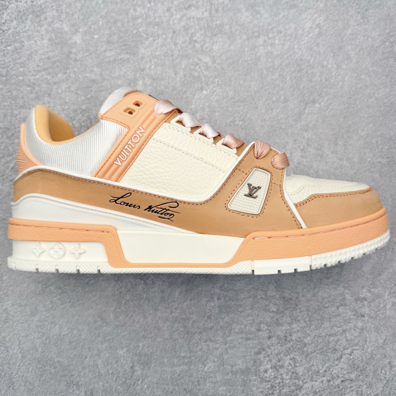 图片[5]-＃FS纯原福利 Louis Vuitton Trainer lv时装走秀运动鞋 实力大厂出品 平台专供 成熟的做工稳定的品控 完美鞋型超高的清洁度 零毛边线头瑕疵 全套原楦原纸版原鞋开模 全网最具灵魂的版型 正确原装黄色鞋盒 正确中底印花 鞋面印花3D高频深度立体 全鞋电脑针车 紧密相连 针距密度一致 环保乳胶注塑鞋垫 厚度脚感还原原版 皮面裁剪部位 统一油边封口工艺 原装橡胶大底含胶量大底组合零偏差 专柜全套包装 防尘袋 说明书 质保卡 男女鞋 尺码对应库存明细‼️-选品中心