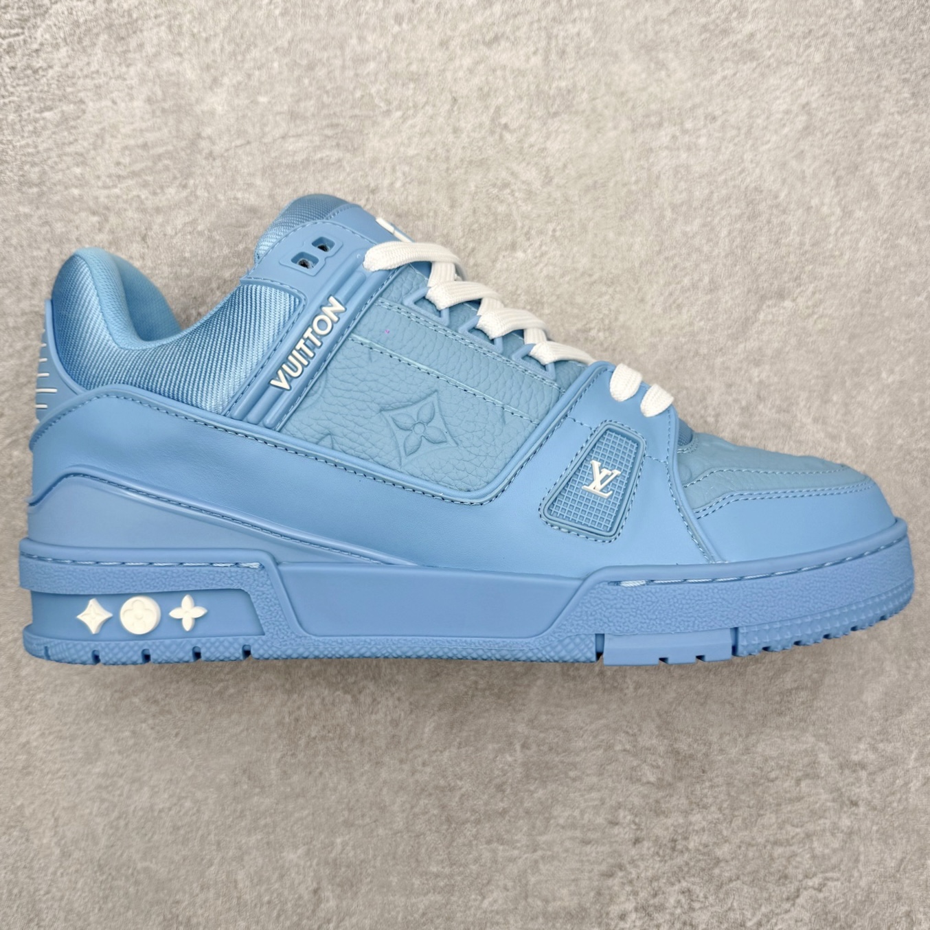 图片[6]-＃FS纯原福利 Louis Vuitton Trainer lv时装走秀运动鞋 实力大厂出品 平台专供 成熟的做工稳定的品控 完美鞋型超高的清洁度 零毛边线头瑕疵 全套原楦原纸版原鞋开模 全网最具灵魂的版型 正确原装黄色鞋盒 正确中底印花 鞋面印花3D高频深度立体 全鞋电脑针车 紧密相连 针距密度一致 环保乳胶注塑鞋垫 厚度脚感还原原版 皮面裁剪部位 统一油边封口工艺 原装橡胶大底含胶量大底组合零偏差 专柜全套包装 防尘袋 说明书 质保卡 男女鞋 尺码对应库存明细‼️-选品中心