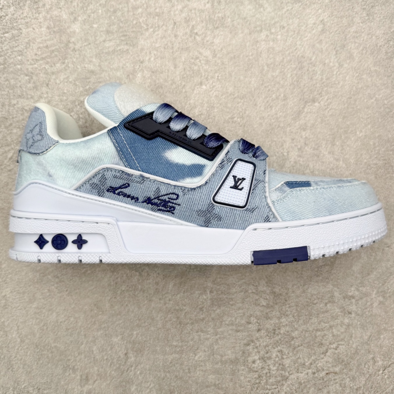 ＃FS纯原福利 Louis Vuitton Trainer lv时装走秀运动鞋 实力大厂出品 平台专供 成熟的做工稳定的品控 完美鞋型超高的清洁度 零毛边线头瑕疵 全套原楦原纸版原鞋开模 全网最具灵魂的版型 正确原装黄色鞋盒 正确中底印花 鞋面印花3D高频深度立体 全鞋电脑针车 紧密相连 针距密度一致 环保乳胶注塑鞋垫 厚度脚感还原原版 皮面裁剪部位 统一油边封口工艺 原装橡胶大底含胶量大底组合零偏差 专柜全套包装 防尘袋 说明书 质保卡 男女鞋 尺码对应库存明细‼️-选品中心