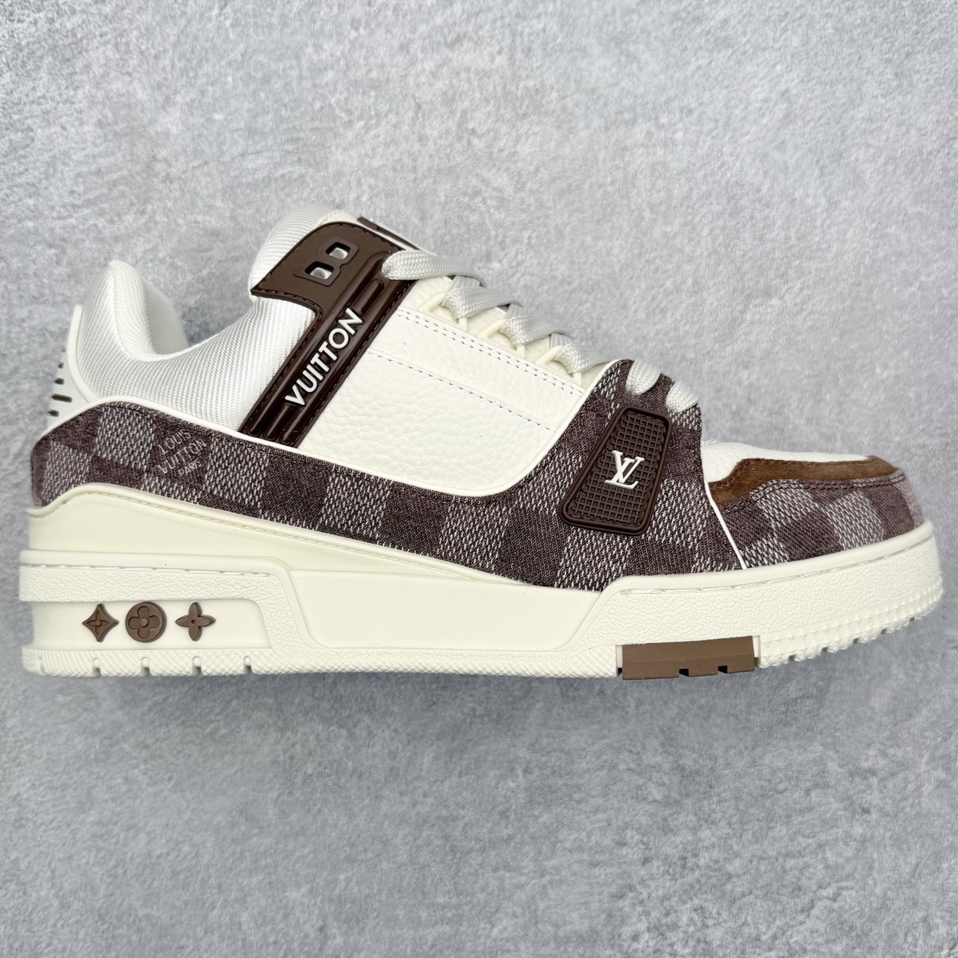 图片[9]-＃FS纯原福利 Louis Vuitton Trainer lv时装走秀运动鞋 实力大厂出品 平台专供 成熟的做工稳定的品控 完美鞋型超高的清洁度 零毛边线头瑕疵 全套原楦原纸版原鞋开模 全网最具灵魂的版型 正确原装黄色鞋盒 正确中底印花 鞋面印花3D高频深度立体 全鞋电脑针车 紧密相连 针距密度一致 环保乳胶注塑鞋垫 厚度脚感还原原版 皮面裁剪部位 统一油边封口工艺 原装橡胶大底含胶量大底组合零偏差 专柜全套包装 防尘袋 说明书 质保卡 男女鞋 尺码对应库存明细‼️-选品中心