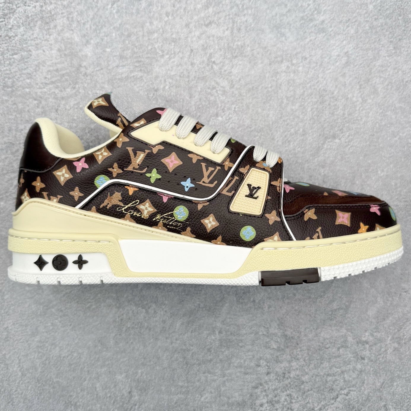 图片[3]-＃FS纯原福利 Louis Vuitton Trainer lv时装走秀运动鞋 实力大厂出品 平台专供 成熟的做工稳定的品控 完美鞋型超高的清洁度 零毛边线头瑕疵 全套原楦原纸版原鞋开模 全网最具灵魂的版型 正确原装黄色鞋盒 正确中底印花 鞋面印花3D高频深度立体 全鞋电脑针车 紧密相连 针距密度一致 环保乳胶注塑鞋垫 厚度脚感还原原版 皮面裁剪部位 统一油边封口工艺 原装橡胶大底含胶量大底组合零偏差 专柜全套包装 防尘袋 说明书 质保卡 男女鞋 尺码对应库存明细‼️-选品中心