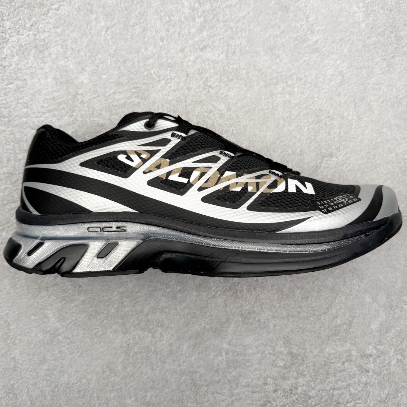 MM6 Maison Margiela x SALOMON XT-6 萨洛蒙联名系列低帮城市越野机能透气休闲运动鞋 鞋舌处附有迷你网眼袋收纳鞋绳以及下方的多色 Logo 标签 接着搭载奶油色 ACS 技术中底以及金色 TPU 塑料部件提升鞋款耐用性 中底与鞋面之间饰有海蓝色条状细节有效增添鞋款层次 最后应用黑色 Contragrip Chevron 外底完成鞋款设计 这次配色颇为高调 两款配色均以绚丽的渐变设计呈现 一款以粉紫渐变主打 另一款以黄绿渐变呈现 视觉效果相当吸睛 鞋面的使用玻璃纤维覆盖物加固 并通过细绳扣系带系统进行锁定 Salomon 的品牌logo 出现在脚后跟和前掌部位 中底虽然偏薄 但非常耐用 与模压塑料ACS 框架以及致密AC2 Muscle 鞋底单元结合 能够提供出色的支撑力和缓冲性 尺码：36 36.5 37.5 38 38.5 39 40 40.5 41 42 42.5 43 44 44.5 45 46.5-选品中心