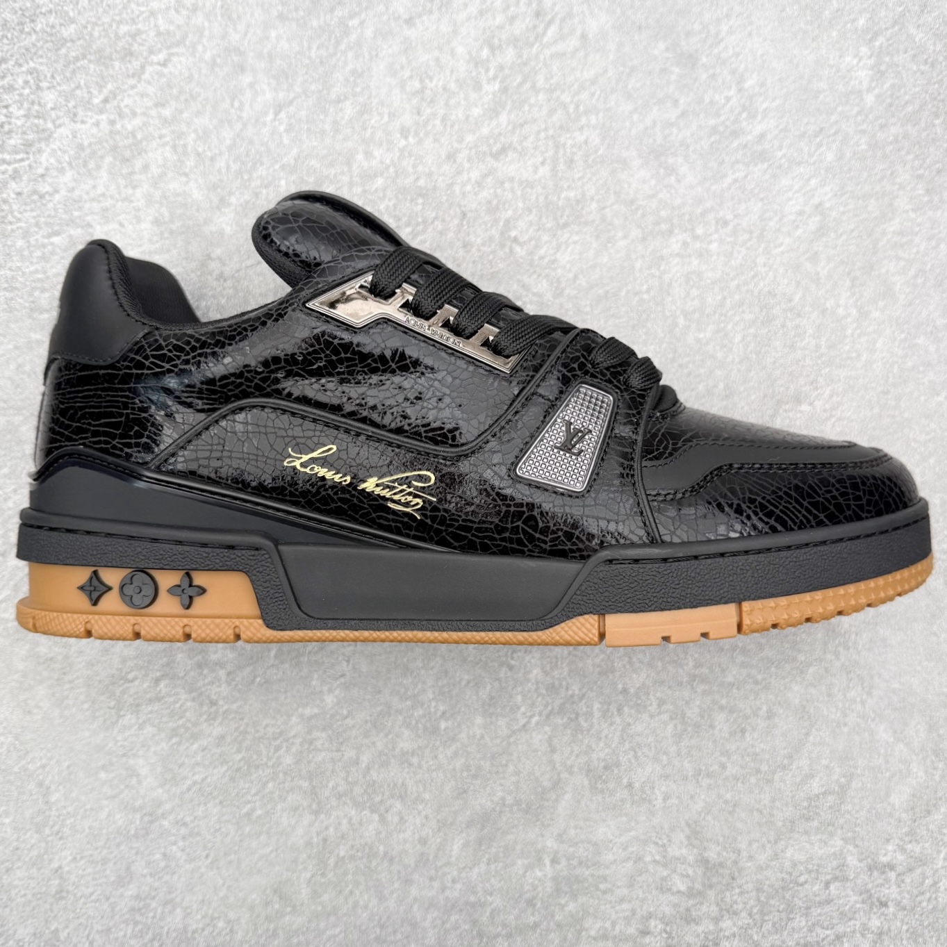 ＃FS Louis Vuitton Trainer lv时装走秀运动鞋 完美鞋型超高的清洁度 零毛边线头瑕疵 全套原楦原纸版原鞋开模 全网最具灵魂的版型 正确原装黄色鞋盒 正确中底印花 鞋面印花3D高频深度立体 全鞋电脑针车 紧密相连 针距密度一致 环保乳胶注塑鞋垫 厚度脚感还原原版 皮面裁剪部位 统一油边封口工艺 原装橡胶大底含胶量大底组合零偏差 专柜全套包装 防尘袋 说明书 质保卡 男女鞋 尺码：35 36 37 38 39 40 41 42 43 44 45-选品中心