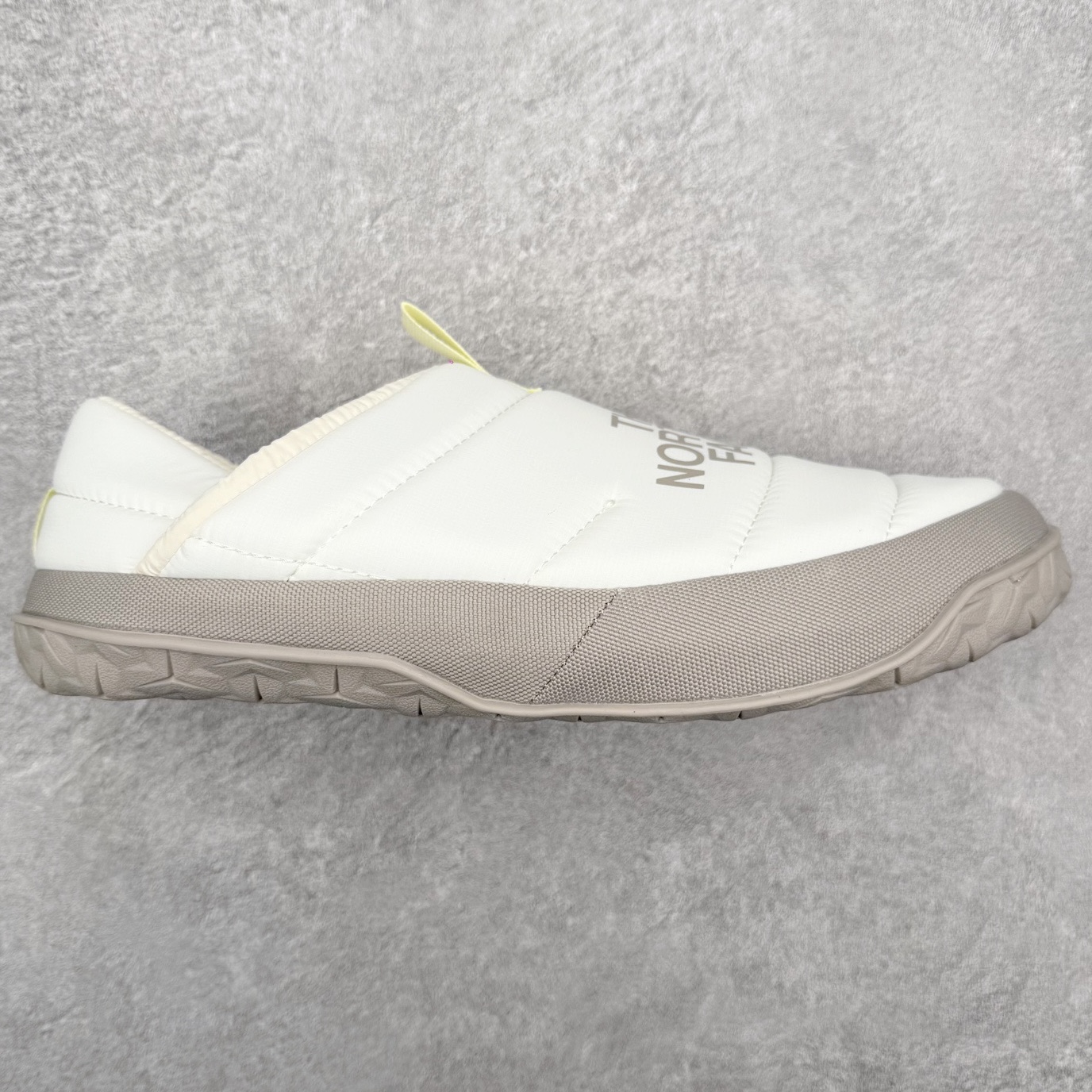 THE NORTH FACE 北面一脚蹬超轻保暖面包棉鞋 专业户外登山品牌（北面）The North Face自1966年创立，由两位热爱登山徒步的年轻登山者于美西旧金山开创，不断透过研发与创新，并且将最先进的技术结合在服装与鞋款设计，生产多种外型帅气且专业能力非常强的户外运动装备而备受欢迎。尺码：36 36.5 37.5 38 38.5 39 40 40.5 41 42 42.5 43 44 44.5 45-选品中心