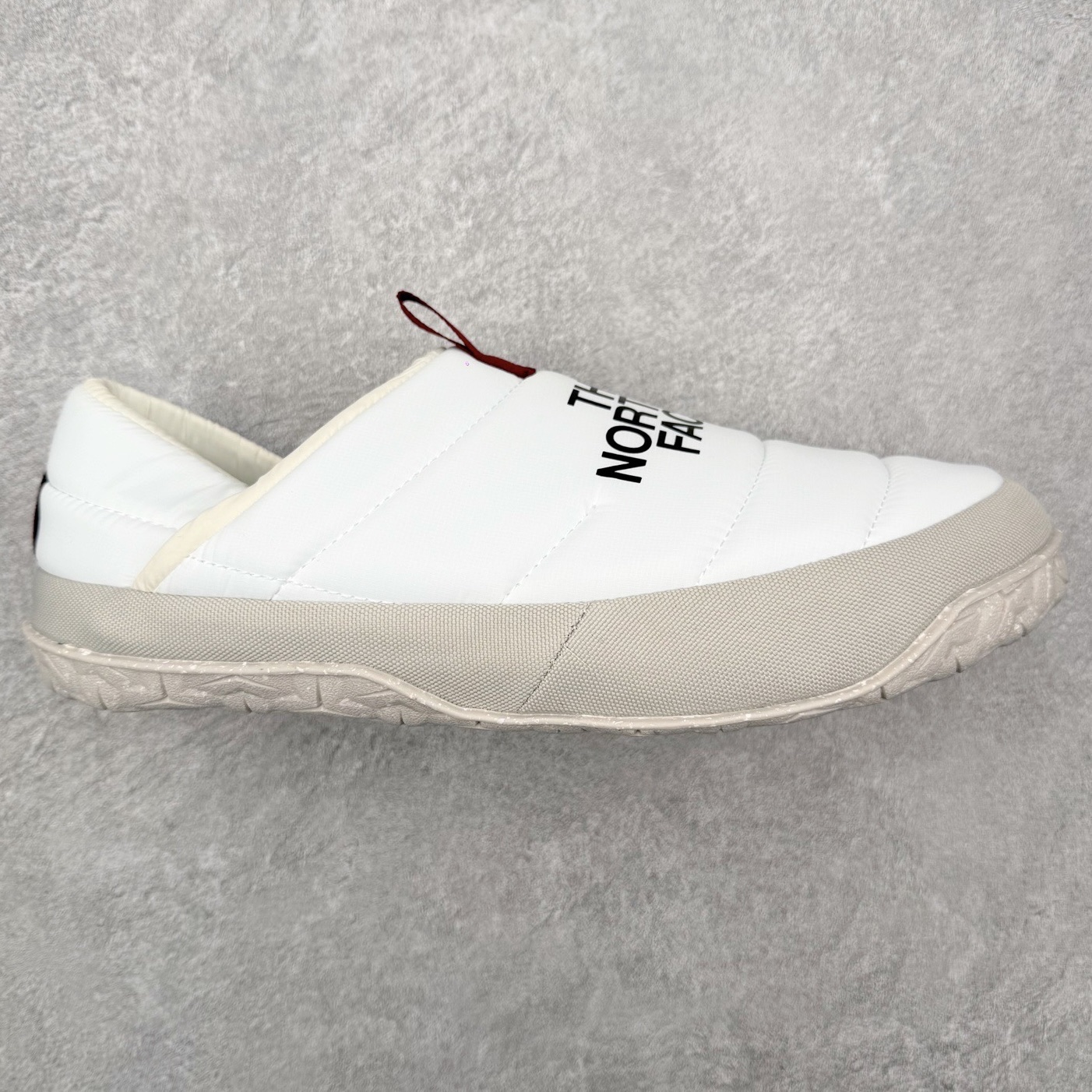 THE NORTH FACE 北面一脚蹬超轻保暖面包棉鞋 专业户外登山品牌（北面）The North Face自1966年创立，由两位热爱登山徒步的年轻登山者于美西旧金山开创，不断透过研发与创新，并且将最先进的技术结合在服装与鞋款设计，生产多种外型帅气且专业能力非常强的户外运动装备而备受欢迎。尺码：36 36.5 37.5 38 38.5 39 40 40.5 41 42 42.5 43 44 44.5 45-选品中心