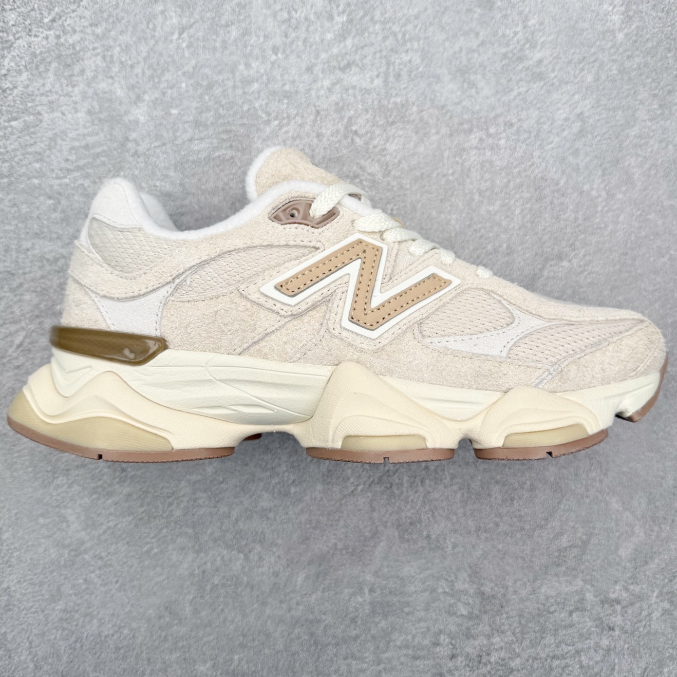 New Balance NB9060 复古运动鞋 新百伦又带来了新鞋型 并且是与芝加哥街头品牌 Joe Freshgoods 的联名款 鞋身主体采用了类似 990 系列的设计风格 与传统复古慢跑鞋区别不大 最大的变化就是鞋底部分 在传统设计的中底外层 增加了多个分区的模块 圆润的线条设计与我们熟悉的 New Balance 风格截然不同 但与同样充满弧形线条的鞋面搭配 看起来毫无违和感 尺码：36-45-选品中心