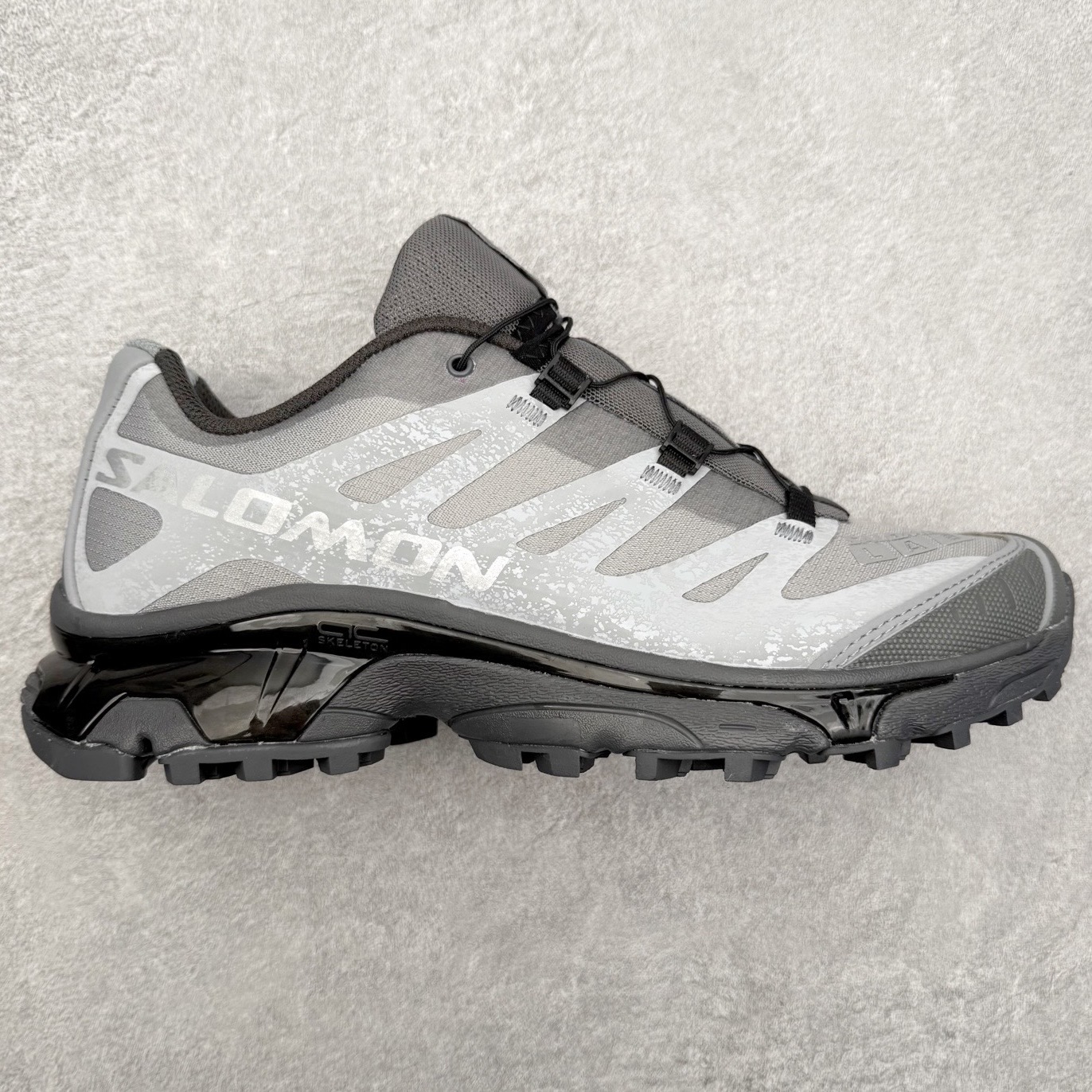 ＃GX/绿X Salomon XT-4 OG Advanced 萨洛蒙系列低帮城市越野机能透气休闲运动鞋 鞋舌处附有迷你网眼袋收纳鞋绳以及下方的多色 Logo 标签 接着搭载奶油色 ACS 技术中底以及金色 TPU 塑料部件提升鞋款耐用性 中底与鞋面之间饰有海蓝色条状细节有效增添鞋款层次 最后应用黑色 Contragrip Chevron 外底完成鞋款设计 这次配色颇为高调 两款配色均以绚丽的渐变设计呈现 一款以粉紫渐变主打 另一款以黄绿渐变呈现 视觉效果相当吸睛 鞋面的使用玻璃纤维覆盖物加固 并通过细绳扣系带系统进行锁定 Salomon 的品牌logo 出现在脚后跟和前掌部位 中底虽然偏薄 但非常耐用 与模压塑料ACS 框架以及致密AC2 Muscle 鞋底单元结合 能够提供出色的支撑力和缓冲性 尺码：36 36.5 37.5 38 38.5 39 40 40.5 41 42 42.5 43 44 44.5 45-选品中心