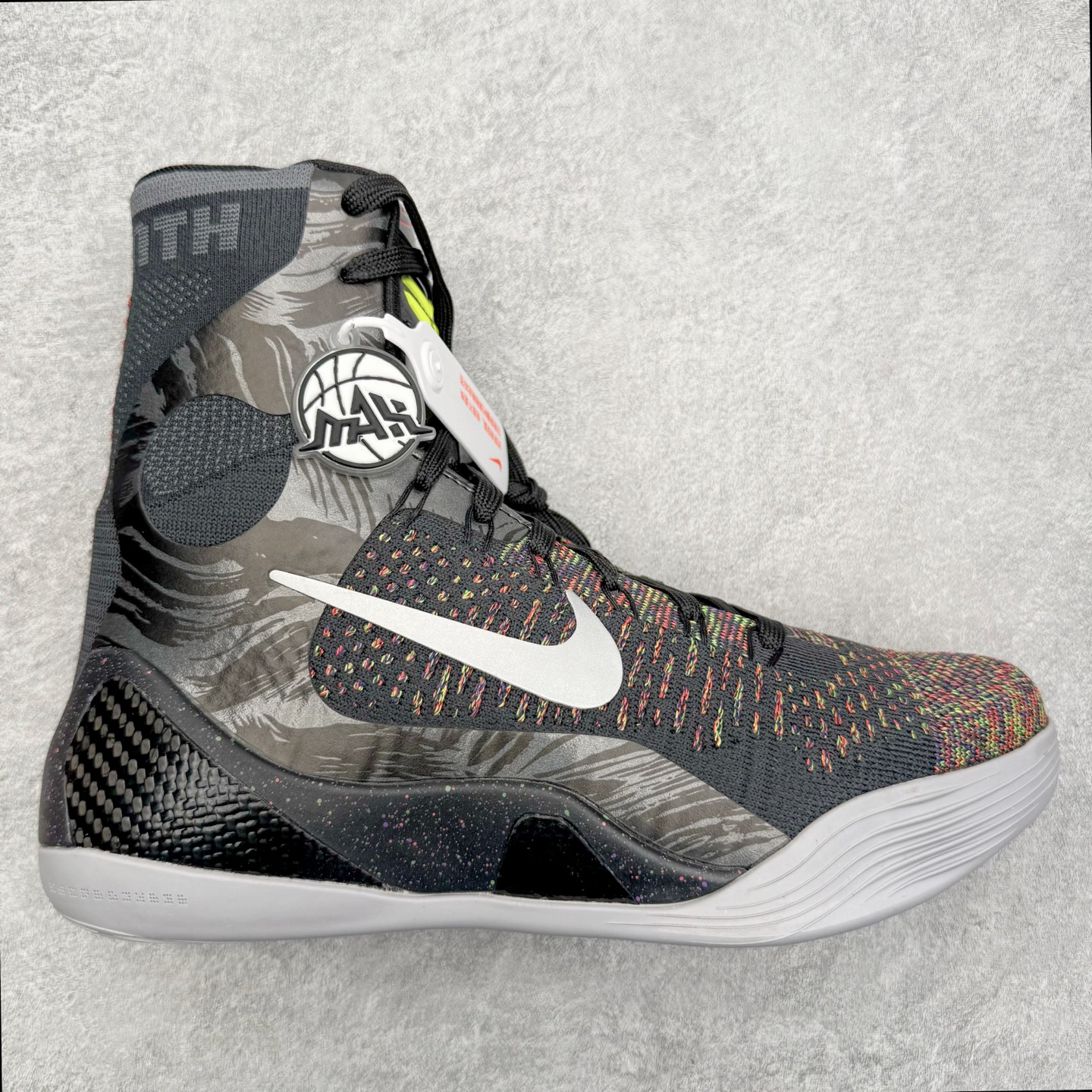 ＃灭世纯原 NK KOBE 9 ELITE PROTRO 科比9代精英高帮 大师之路 FZ7335-001 2025曼巴年🐍重磅新品 市场最强科比9代精英版 独家出货 ✅原楦打造灵动版型 鞋头➕腰身➕后跟 360°无死角 ✅原厂工艺3层立体编织flyknit鞋面 厚度同步ZP吊打市场“纯原” ✅原厂碳板加持 立体感区分市场货品 ✅区分市场货品🌪过验级拉帮细节 ✅内置全新复刻版中底鞋垫 REACT缓震 密度增加抗衰减 ✅针对海外市场增加 47.5 满足精英选手实战需求 最强科9 灭世制造 用实力让情怀落地 👊🏻 实拍调校N版已经零色差零失真 百分百还原实物色彩所见即所得 不存在货不对板色差等低级问题 选购参考实物拍摄 不混卖不参货 只用心做好货严格选品 承诺混一赔十 尺码：39 40 40.5 41 42 42.5 43 44 44.5 45 46 47.5-选品中心