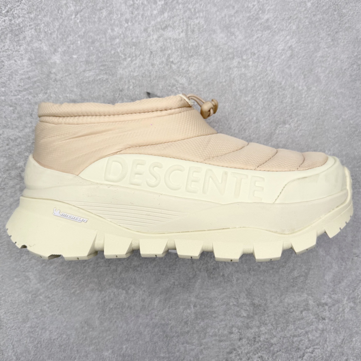 迪桑特DESCENTE SKI STYLE系列 P棉马卡龙厚底面包营地鞋保暖防滑耐磨生活休闲鞋 DESCENTE（迪桑特）创立于1935年，品牌名取自法语词汇，意为“滑降”。品牌箭头标识代表滑雪的三种技术“高速直线滑行”、“穿越”和“侧滑”，也寓意品牌在打造高端专业运动产品中不断追求完美的创新精神，致力于成为中国高端专业滑雪、综训、女子、铁人三项、高尔夫的第一品牌。实拍调校N版已经零色差零失真 百分百还原实物色彩所见即所得 不存在货不对板色差等低级问题 选购参考实物拍摄 不混卖不参货 只用心做好货严格选品 承诺混一赔十 尺码：36 36.5 37.5 38 38.5 39 40 40.5 41 42 42.5 43 44 44.5 45-选品中心