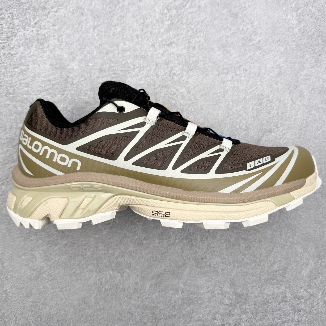Salomon XT-6 萨洛蒙复古潮流户外机能登山跑鞋 纯原外贸平台特供订单 耗时半年巨作 全套原纸板楦头开发 原厂特供网布配套加持 确保原汁原味 完美呈现版型 原档数据独家私模五层组合大底 男女鞋同步官方开发至46.5 原装Ortholite轻量化鞋垫 中底布带钢印编号 原厂TPU锁扣 进口港宝加持 后跟自然饱满 还原公司包裹性 鞋面以“锯齿”状的包裹系统呈现 在基色底之下加入了各种色点缀 将公司的最新技术和时尚前卫的造型融入耐用的长跑款式中 鞋面由 TPU 薄膜制成 并焊接在高耐磨网眼上 使其既时尚又坚固 由 ACS底盘支撑 可增强稳定性和支撑力 以及由橡胶凸耳 Contragrip外底覆盖的 EVA 缓冲中底 旨在应对崎岖的地形 鞋舌上的彩色Salomon 标签、Quicklace 系统以及鞋头、鞋舌和鞋跟上的附加品牌使细节更加完美 让穿着者可以轻松驾驭户外与通勤下的任何运动生活场景 无缝鞋身户外随意纵横 颜值与脚感兼备 出街通勤 绝对非常吸睛 你值得拥有 尺码：36 36.5 37.5 38 38.5 39 40 40.5 41 42 42.5 43 44 44.5 45 注意：偏小1码-选品中心