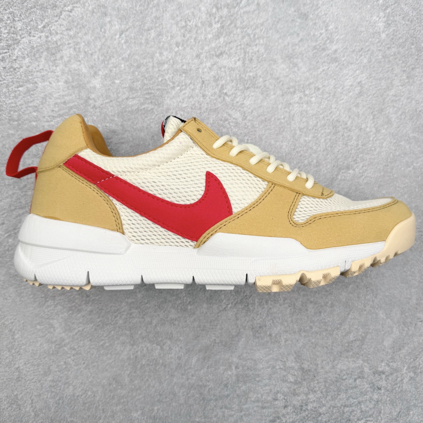 Tom Sachs x NK Craft Mars Yard 2.0 联名宇航员神游太空百搭休闲运动透气慢跑鞋 正确原厂钢印 正确中底针车工艺 原装配件原盒原标 原装进口鞋垫 进口乳胶#原档案私模大底打造 韩国大宇原厂网纱 台湾进口丝绒猪巴革材质饰片 中底外后侧带四杠竖纹原装鞋垫 泡棉乳胶缓震 全套完美原装配件及包装物 经过五年时间的等待 被视为神级球鞋之作的 Craft Mars Yard 终于以 2.0 的姿态回归 艺术家 Tom Sachs 在延续经典外观与配色组合的同时 将Craft Mars Yard 进行全面升级 以更加透气的涤纶经编针织网眼取代之前的特殊 Vectran 材质 并在鞋面上加入 X 型走线提高耐磨特性 而经过改良之后的 SFB 特种部队靴大底亦更加适合在城市环境着用 此外网面层和软木层的双内底设计更是为营造赤脚穿着体验特别优化 尺码：36 36.5 37.5 38 38.5 39 40 40.5 41 42 42.5 43 44 44.5 45-选品中心