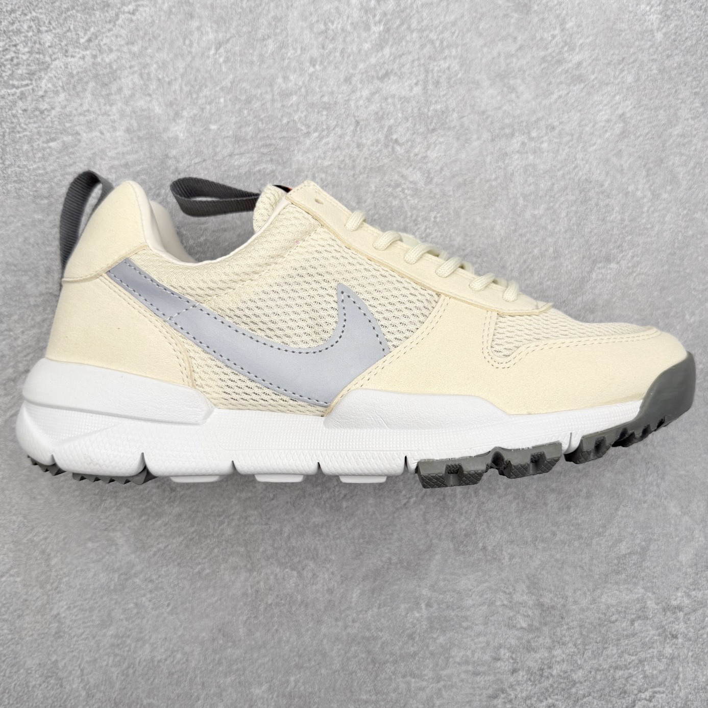 Tom Sachs x NK Craft Mars Yard 2.0 联名宇航员神游太空百搭休闲运动透气慢跑鞋 正确原厂钢印 正确中底针车工艺 原装配件原盒原标 原装进口鞋垫 进口乳胶#原档案私模大底打造 韩国大宇原厂网纱 台湾进口丝绒猪巴革材质饰片 中底外后侧带四杠竖纹原装鞋垫 泡棉乳胶缓震 全套完美原装配件及包装物 经过五年时间的等待 被视为神级球鞋之作的 Craft Mars Yard 终于以 2.0 的姿态回归 艺术家 Tom Sachs 在延续经典外观与配色组合的同时 将Craft Mars Yard 进行全面升级 以更加透气的涤纶经编针织网眼取代之前的特殊 Vectran 材质 并在鞋面上加入 X 型走线提高耐磨特性 而经过改良之后的 SFB 特种部队靴大底亦更加适合在城市环境着用 此外网面层和软木层的双内底设计更是为营造赤脚穿着体验特别优化 尺码：36 36.5 37.5 38 38.5 39 40 40.5 41 42 42.5 43 44 44.5 45-选品中心