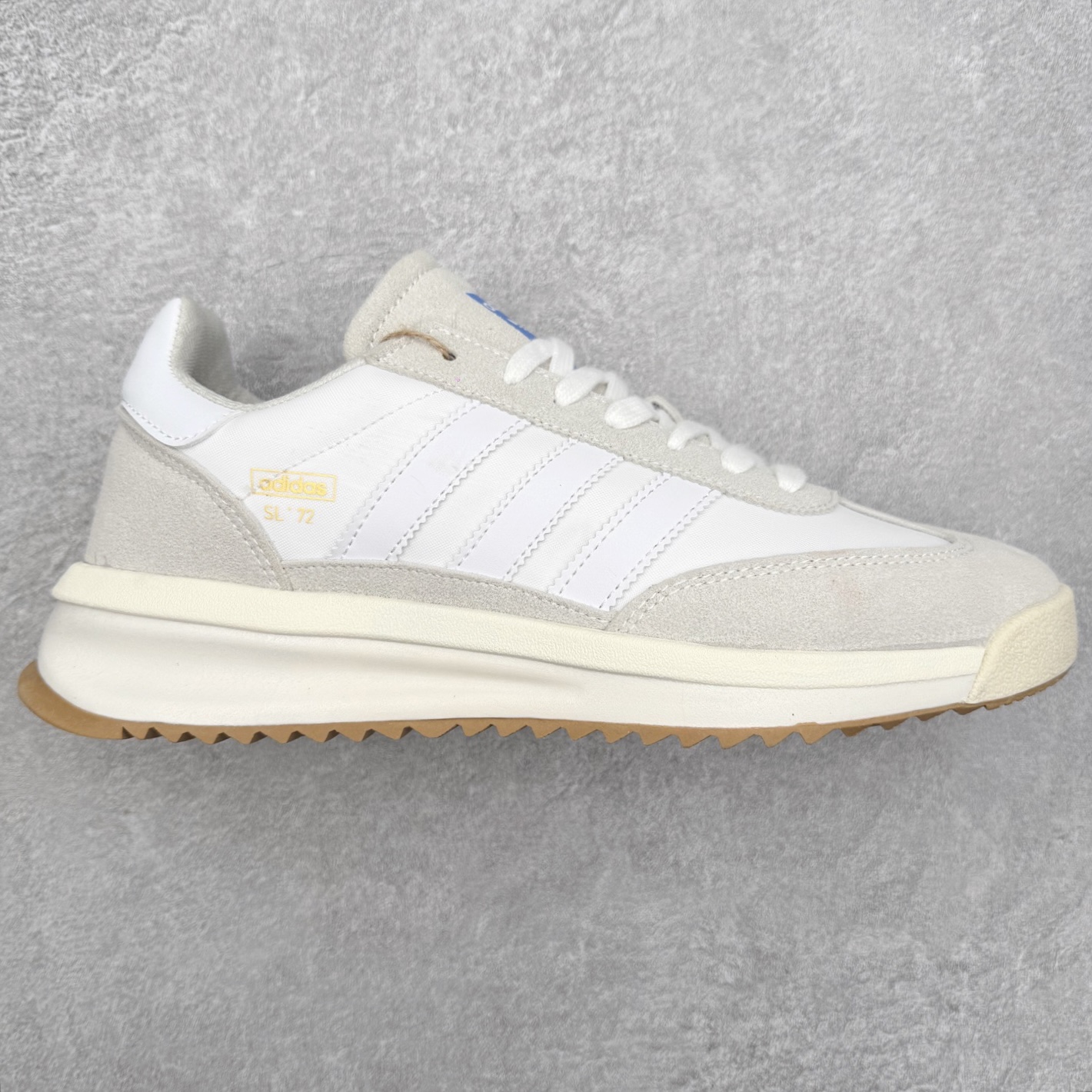 ＃福利特价 AD Wmns SL72 OG 系列德训足球风百搭低帮休闲运动板鞋 采用高弹EVA+MODEL+RB三层组合底 区别市面RB一体大底 三层组合鞋底重量与原鞋一致 Originals 将有「T 头鞋」造型的诞生于 1972 年的 SL72 鞋款复刻带回 各位买鞋又有新选择了 1972 年 SL72 问世后 引领了后来阿迪达斯的跑鞋发展方向 其中「SL」代表了 Super Light 彰显了产品轻便的特性 1972 年 SL72 问世后 引领了后来阿迪达斯的跑鞋发展方向 其中「SL」代表了 Super Light 彰显了产品轻便的特性 这次 Originals 延续其轻质经典的基因 带来男女两款 SL72 男生款带来 SL72 RS 鞋型 RS 意为 Reshaped（重塑）鞋款在保留了经典的外观基础上 在尼龙材质里增加了填充物 使鞋型更加挺立和饱满 鞋头则更加圆润 鞋底的 EVA 材质则增加了鞋款的高度 女生款则带来 SL72 OG W 鞋型 OG 顾名思义则是致敬经典款式 相较于 RS（Reshaped）鞋款 鞋身更加纤细 其整体鞋身轮廓、线条、细节、材质上尊崇 70 年代 SL72 的设计 还原经典味道 尺码：36 36⅔ 37⅓ 38 38⅔ 39⅓ 40 40⅔ 41⅓ 42 42⅔ 43⅓ 44 44⅔ 45-选品中心