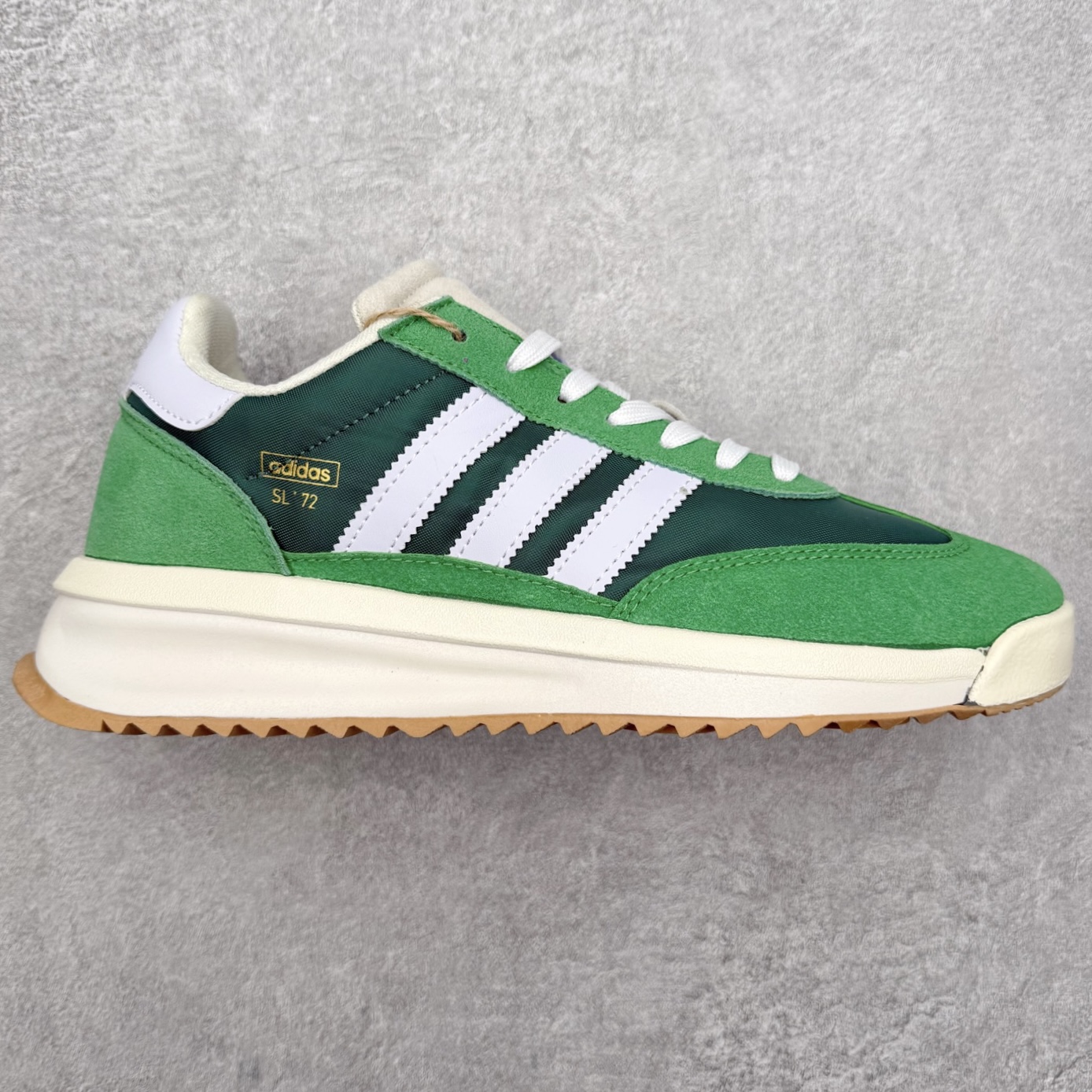 图片[2]-＃福利特价 AD Wmns SL72 OG 系列德训足球风百搭低帮休闲运动板鞋 采用高弹EVA+MODEL+RB三层组合底 区别市面RB一体大底 三层组合鞋底重量与原鞋一致 Originals 将有「T 头鞋」造型的诞生于 1972 年的 SL72 鞋款复刻带回 各位买鞋又有新选择了 1972 年 SL72 问世后 引领了后来阿迪达斯的跑鞋发展方向 其中「SL」代表了 Super Light 彰显了产品轻便的特性 1972 年 SL72 问世后 引领了后来阿迪达斯的跑鞋发展方向 其中「SL」代表了 Super Light 彰显了产品轻便的特性 这次 Originals 延续其轻质经典的基因 带来男女两款 SL72 男生款带来 SL72 RS 鞋型 RS 意为 Reshaped（重塑）鞋款在保留了经典的外观基础上 在尼龙材质里增加了填充物 使鞋型更加挺立和饱满 鞋头则更加圆润 鞋底的 EVA 材质则增加了鞋款的高度 女生款则带来 SL72 OG W 鞋型 OG 顾名思义则是致敬经典款式 相较于 RS（Reshaped）鞋款 鞋身更加纤细 其整体鞋身轮廓、线条、细节、材质上尊崇 70 年代 SL72 的设计 还原经典味道 尺码：36 36⅔ 37⅓ 38 38⅔ 39⅓ 40 40⅔ 41⅓ 42 42⅔ 43⅓ 44 44⅔ 45-选品中心
