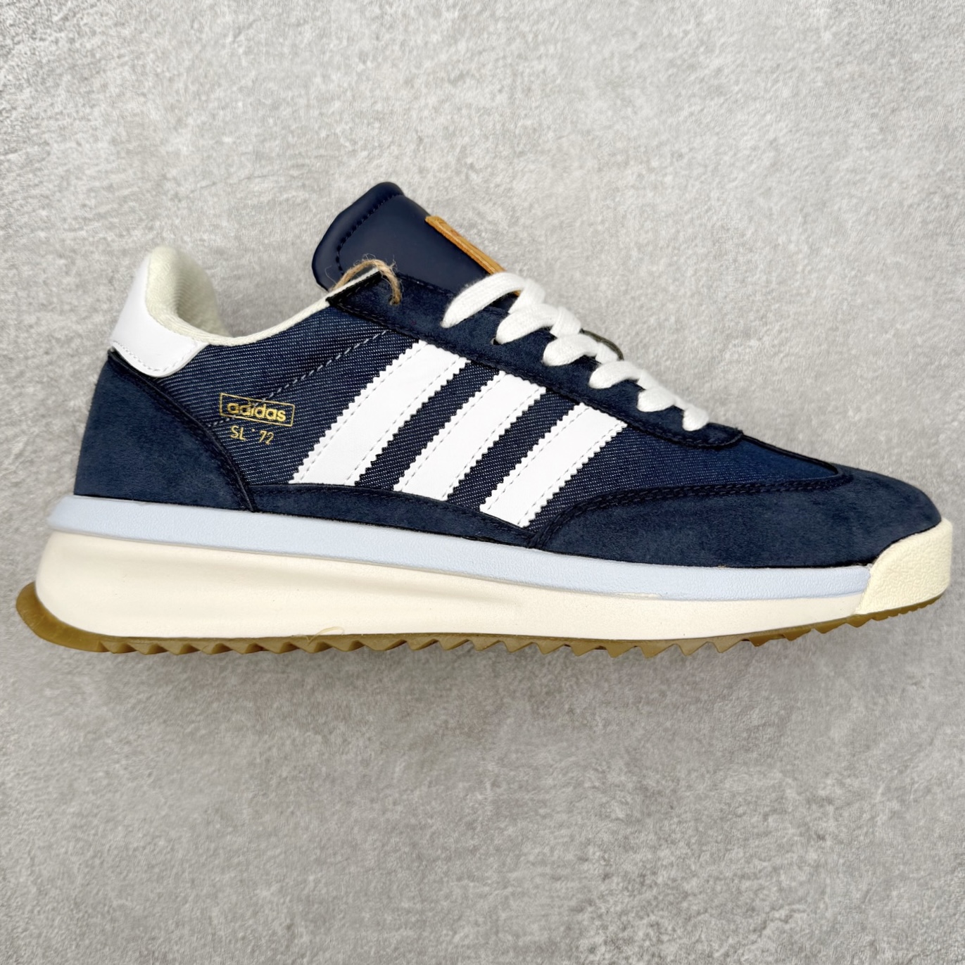 ＃福利特价 AD Wmns SL72 OG 系列德训足球风百搭低帮休闲运动板鞋 采用高弹EVA+MODEL+RB三层组合底 区别市面RB一体大底 三层组合鞋底重量与原鞋一致 Originals 将有「T 头鞋」造型的诞生于 1972 年的 SL72 鞋款复刻带回 各位买鞋又有新选择了 1972 年 SL72 问世后 引领了后来阿迪达斯的跑鞋发展方向 其中「SL」代表了 Super Light 彰显了产品轻便的特性 1972 年 SL72 问世后 引领了后来阿迪达斯的跑鞋发展方向 其中「SL」代表了 Super Light 彰显了产品轻便的特性 这次 Originals 延续其轻质经典的基因 带来男女两款 SL72 男生款带来 SL72 RS 鞋型 RS 意为 Reshaped（重塑）鞋款在保留了经典的外观基础上 在尼龙材质里增加了填充物 使鞋型更加挺立和饱满 鞋头则更加圆润 鞋底的 EVA 材质则增加了鞋款的高度 女生款则带来 SL72 OG W 鞋型 OG 顾名思义则是致敬经典款式 相较于 RS（Reshaped）鞋款 鞋身更加纤细 其整体鞋身轮廓、线条、细节、材质上尊崇 70 年代 SL72 的设计 还原经典味道 尺码：36 36⅔ 37⅓ 38 38⅔ 39⅓ 40 40⅔ 41⅓ 42 42⅔ 43⅓ 44 44⅔ 45-选品中心