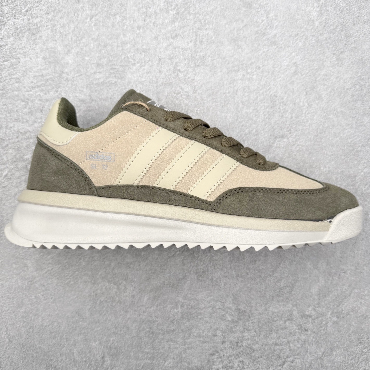 图片[3]-＃福利特价 AD Wmns SL72 OG 系列德训足球风百搭低帮休闲运动板鞋 采用高弹EVA+MODEL+RB三层组合底 区别市面RB一体大底 三层组合鞋底重量与原鞋一致 Originals 将有「T 头鞋」造型的诞生于 1972 年的 SL72 鞋款复刻带回 各位买鞋又有新选择了 1972 年 SL72 问世后 引领了后来阿迪达斯的跑鞋发展方向 其中「SL」代表了 Super Light 彰显了产品轻便的特性 1972 年 SL72 问世后 引领了后来阿迪达斯的跑鞋发展方向 其中「SL」代表了 Super Light 彰显了产品轻便的特性 这次 Originals 延续其轻质经典的基因 带来男女两款 SL72 男生款带来 SL72 RS 鞋型 RS 意为 Reshaped（重塑）鞋款在保留了经典的外观基础上 在尼龙材质里增加了填充物 使鞋型更加挺立和饱满 鞋头则更加圆润 鞋底的 EVA 材质则增加了鞋款的高度 女生款则带来 SL72 OG W 鞋型 OG 顾名思义则是致敬经典款式 相较于 RS（Reshaped）鞋款 鞋身更加纤细 其整体鞋身轮廓、线条、细节、材质上尊崇 70 年代 SL72 的设计 还原经典味道 尺码：36 36⅔ 37⅓ 38 38⅔ 39⅓ 40 40⅔ 41⅓ 42 42⅔ 43⅓ 44 44⅔ 45-选品中心