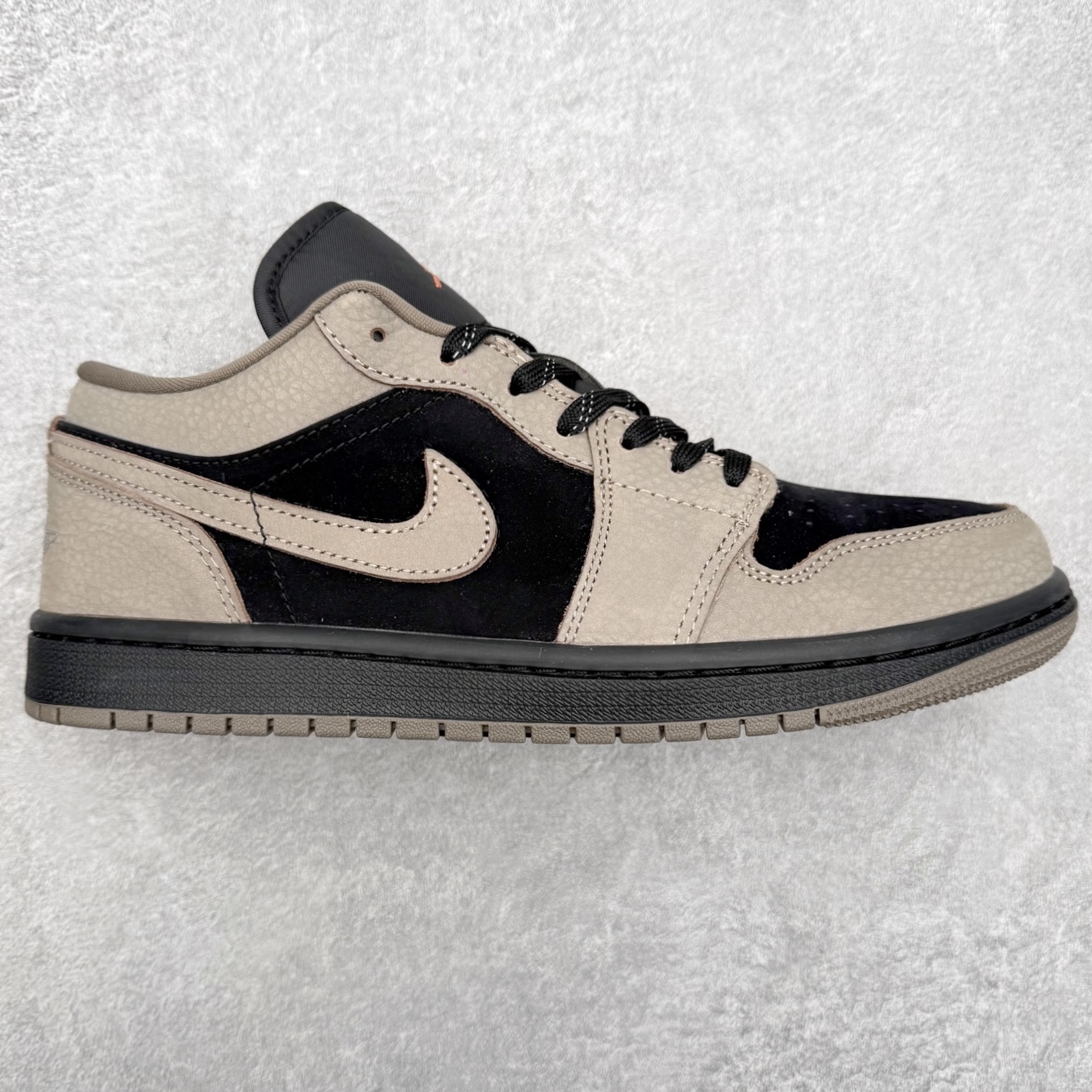 ＃DT纯原 Air Jordan AJ1 Low 低帮 IB7109-005 终端优势供应 市面中低帮最具代表性版本没有之一 口碑大厂出品 品控大底版型不断改良更新 全套原纸板楦头开发 确保原汁原味 完美呈现版型 完美零毛边处理 原厂内置全掌气垫 价格定位良心 平台专用代工流水线出品 一眼公司既视感 拿到手的一瞬间就与众不同 碾压市面所有版本 全部原鞋开发 每一个配色都会采购原鞋确认细节 打破市面看图做货无好货之说 尺码：35.5 36 36.5 37.5 38 38.5 39 40 40.5 41 42 42.5 43 44 44.5 45 46-选品中心